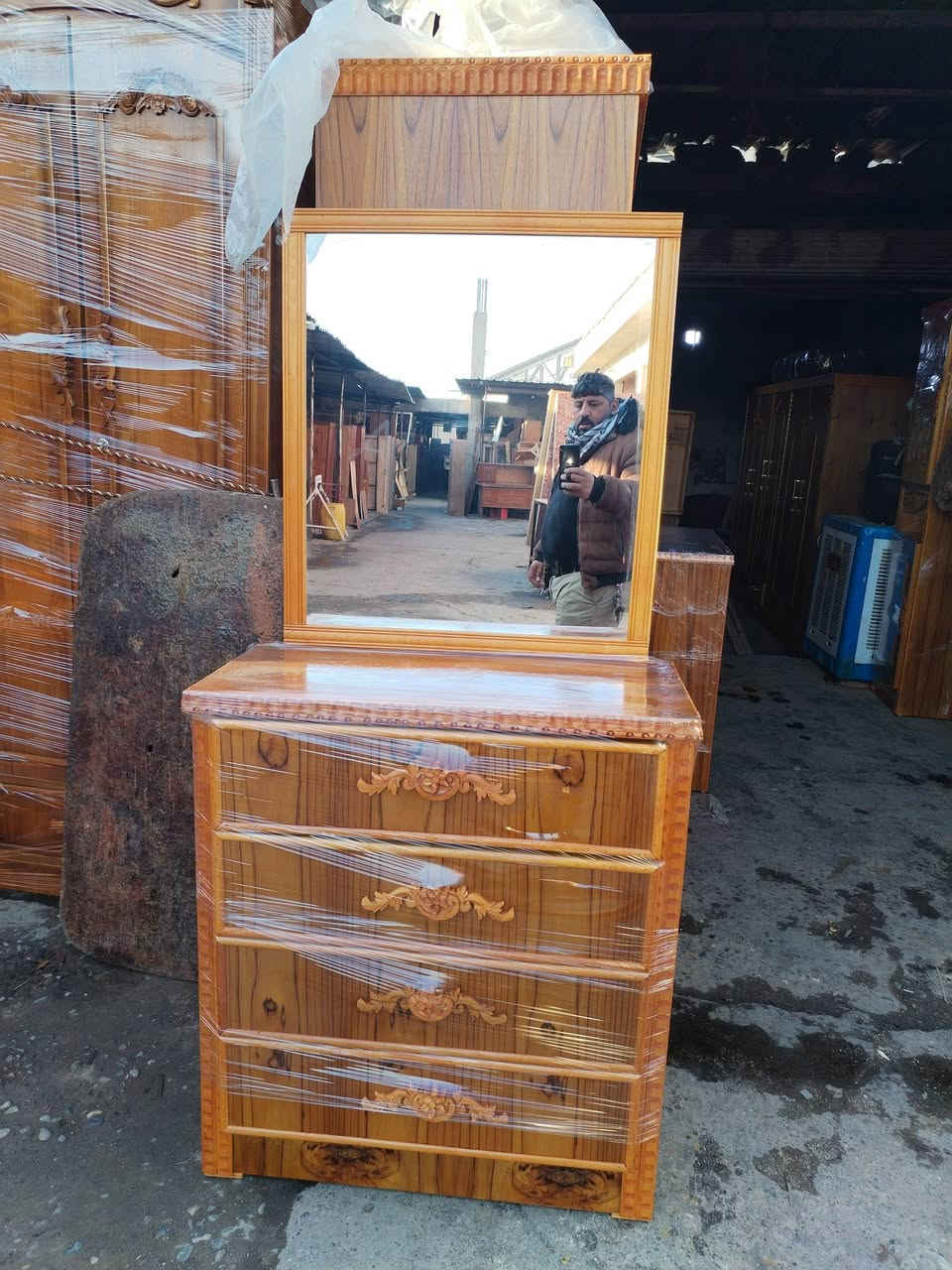 ميز تواليت جديد السعر 70الف فقط عنوان موصل باب جديد داخل ساحة نادي الفتوه الرياضي مقابل افران السيد *********** اسيا ***********
