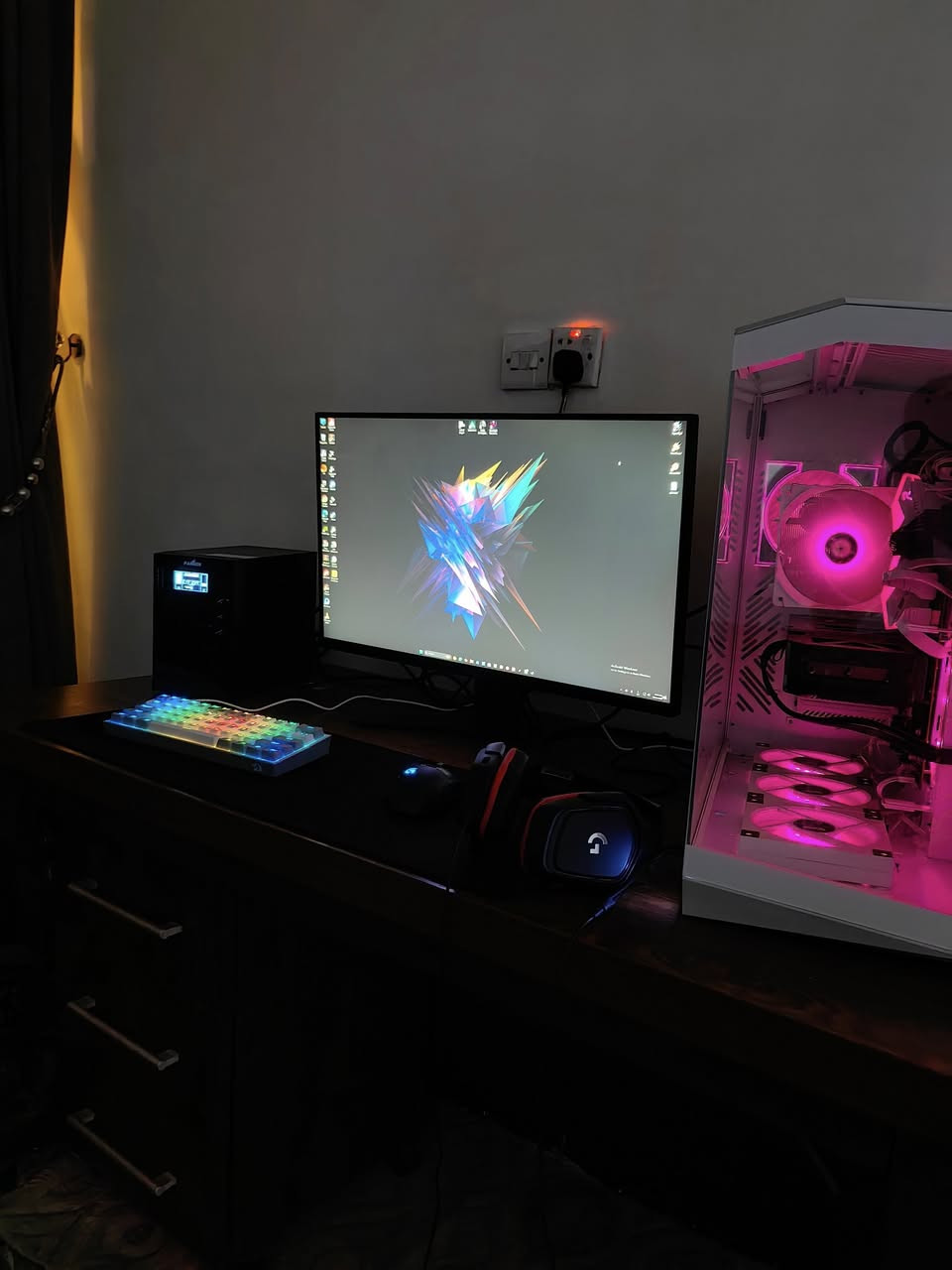 سلام عليكم PC للبيع 

rtx5070 asus dual oc 
i5 14600kf try
ram t force 16 ddr5 6000mhz 💥
asrock b760 rs pro ddr5💥
m.2 wd gen4 1t
assassin x120 refined💥 
segotep 750w
case hero 7fan 💥 
msi 2k 180hz ips 27in
 keyboard k617 fizz
Ups online farber 1kv
 mouse G502
 سماعات لوجتيك
 
2.250.000 قفل

***********
