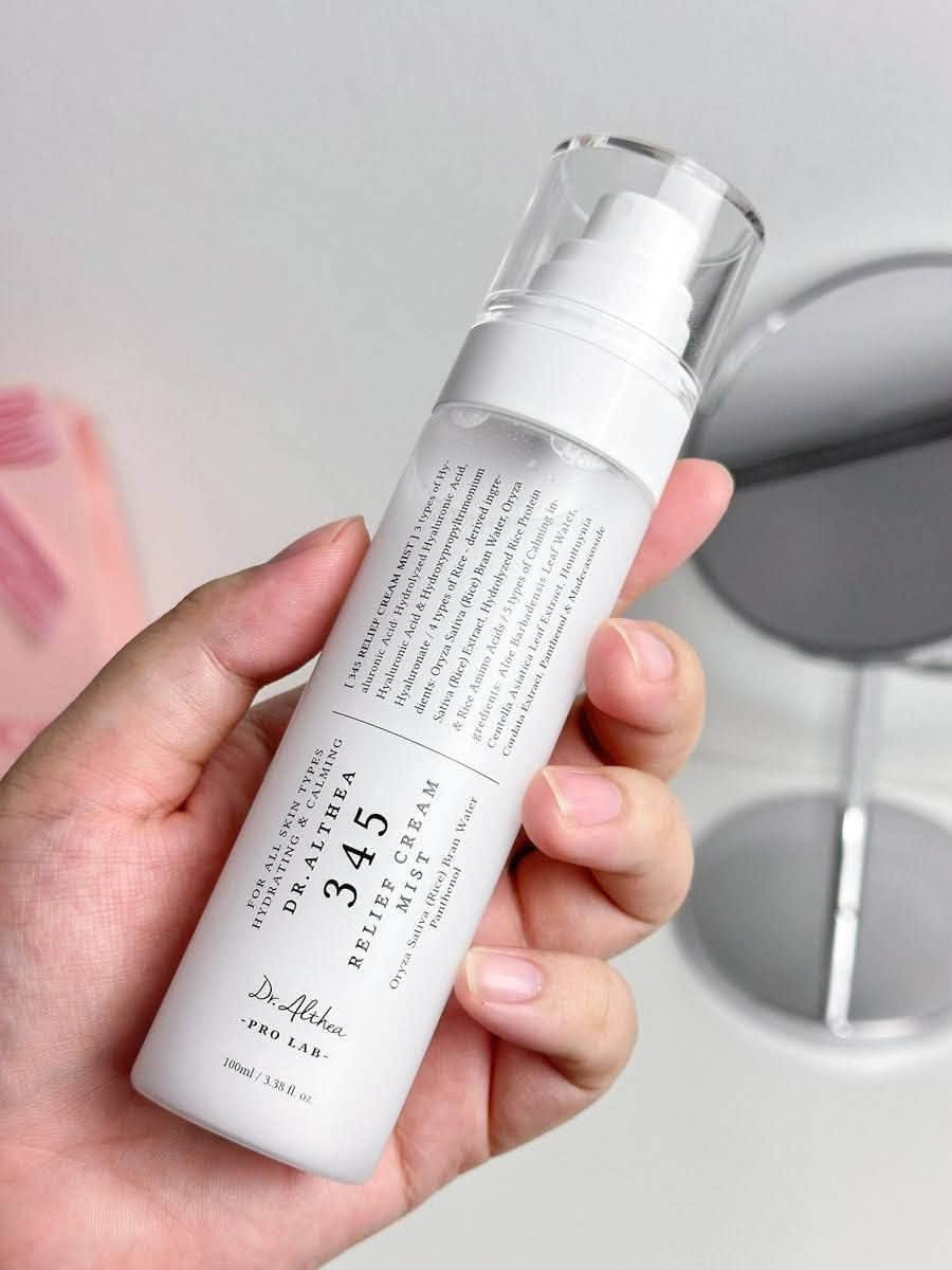 ✨ وداعاً للجفاف… ومرحباً ببشرة ناعمة ومشرقة! ✨
💙 Dr. Althea 345 Relief Cream Mist
الرذاذ الكريمي الكوري الذي يمنح بشرتك ترطيباً عميقاً وراحة فورية طوال اليوم.

🌿 مميزاته:
💧 يحتوي على 3 أنواع من الهيالورونيك أسيد لترطيب يدوم.
🌾 غني بماء نخالة الأرز لتغذية البشرة وإشراقتها.
🍃 يحتوي على السنتيلا، الألوفيرا، البانثينول والماديكاسوسايد لتهدئة البشرة وتقليل الاحمرار.
✨ يقوي حاجز البشرة ويحافظ على نعومتها.
💄 يمكن استخدامه قبل المكياج أو بعده لإنعاش البشرة.

💕 مناسب لجميع أنواع البشرة، وخاصة الحساسة والجافة


**إذا كنت صاحب هذا الإعلان وتريد حذفه لأي سبب، رجاءا أرسل رسالة إلى الدعم الفني**