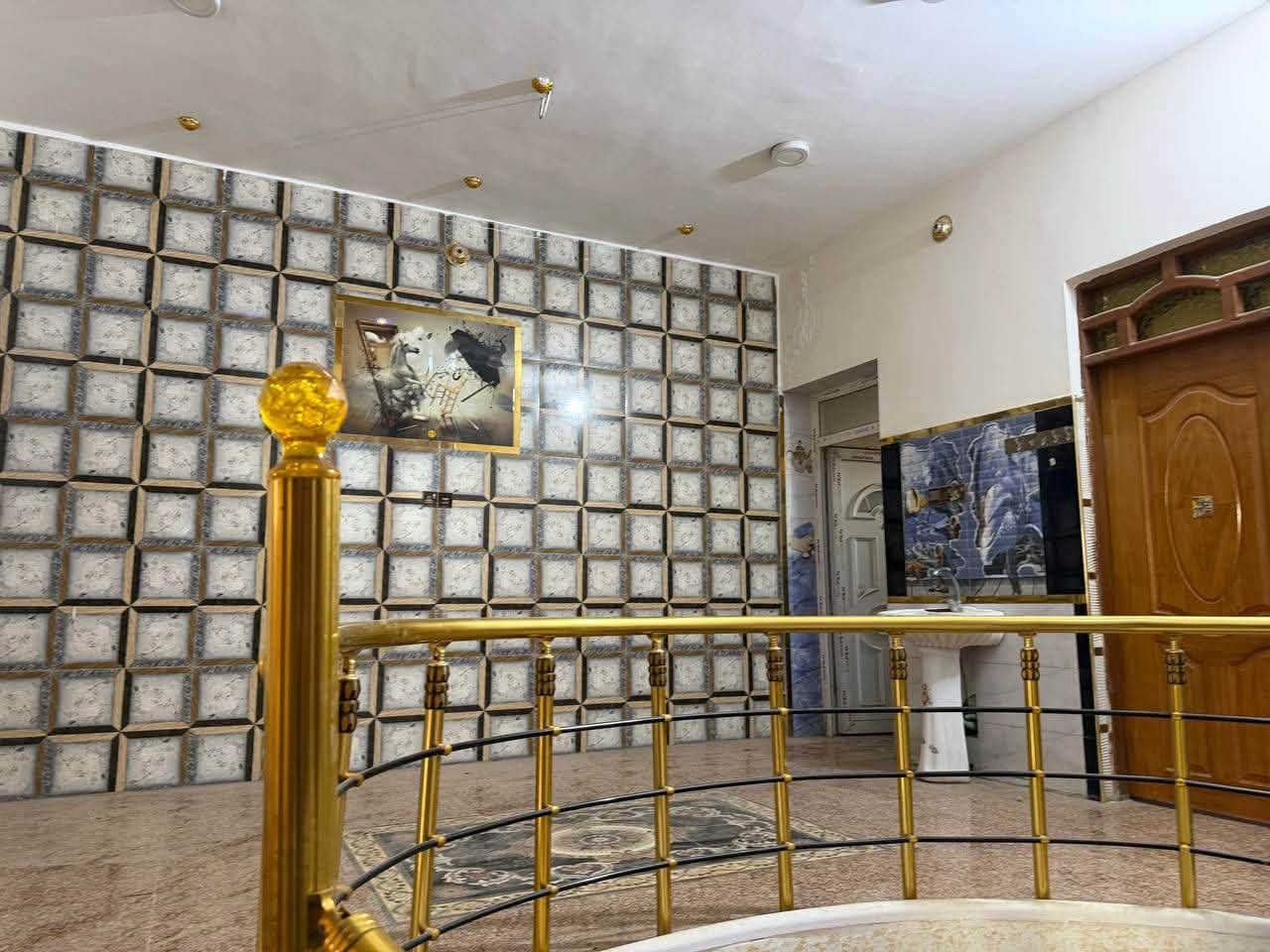 إعلان رقم (١٠١)

بيت الايجار المساحه ١٥٠ متر 

بناء حديث طابقين على شارع عام
 يتكون من ٤ غرف نوم ٢ صالات واستقبال ومطبخ وصحيات داخليه وخارجيه 
عنوانه شارع ٣٠ من جهة حي أور 
الاستفسار الاتصال او زيارة مكتب 

عنوان المكتب.  شارع الصفاه. قرب ساحة ملعب الخماسي. مكتب دار الحضارات 

بإدارة محمد الخفاجي 
رقم المكتب  ***********
