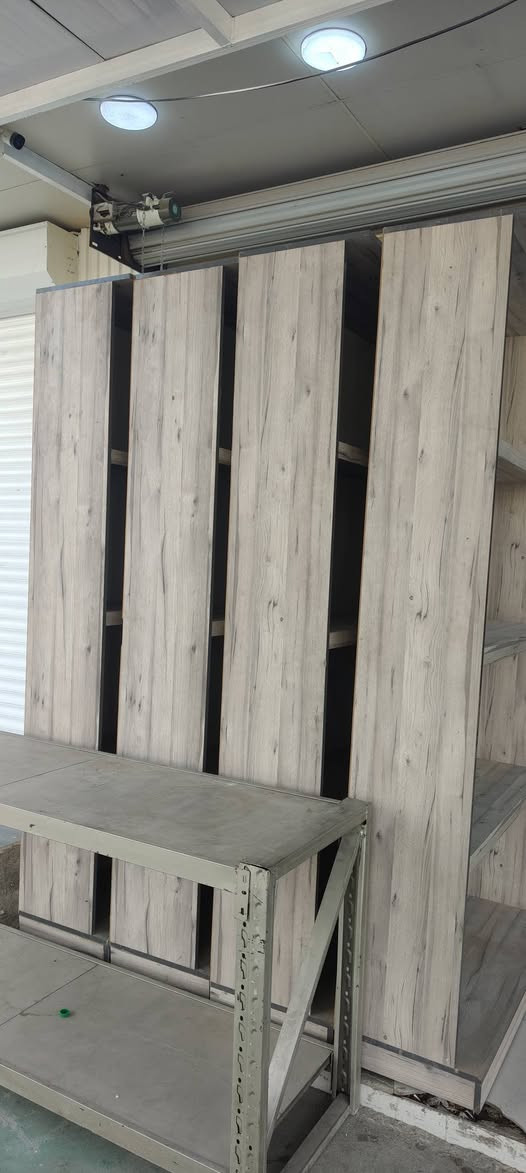 سلام عليكم متاح رفوف
خشب العدد 19 واحد الطول مترين ونص العرض واحد ونص تقريباً ***********
