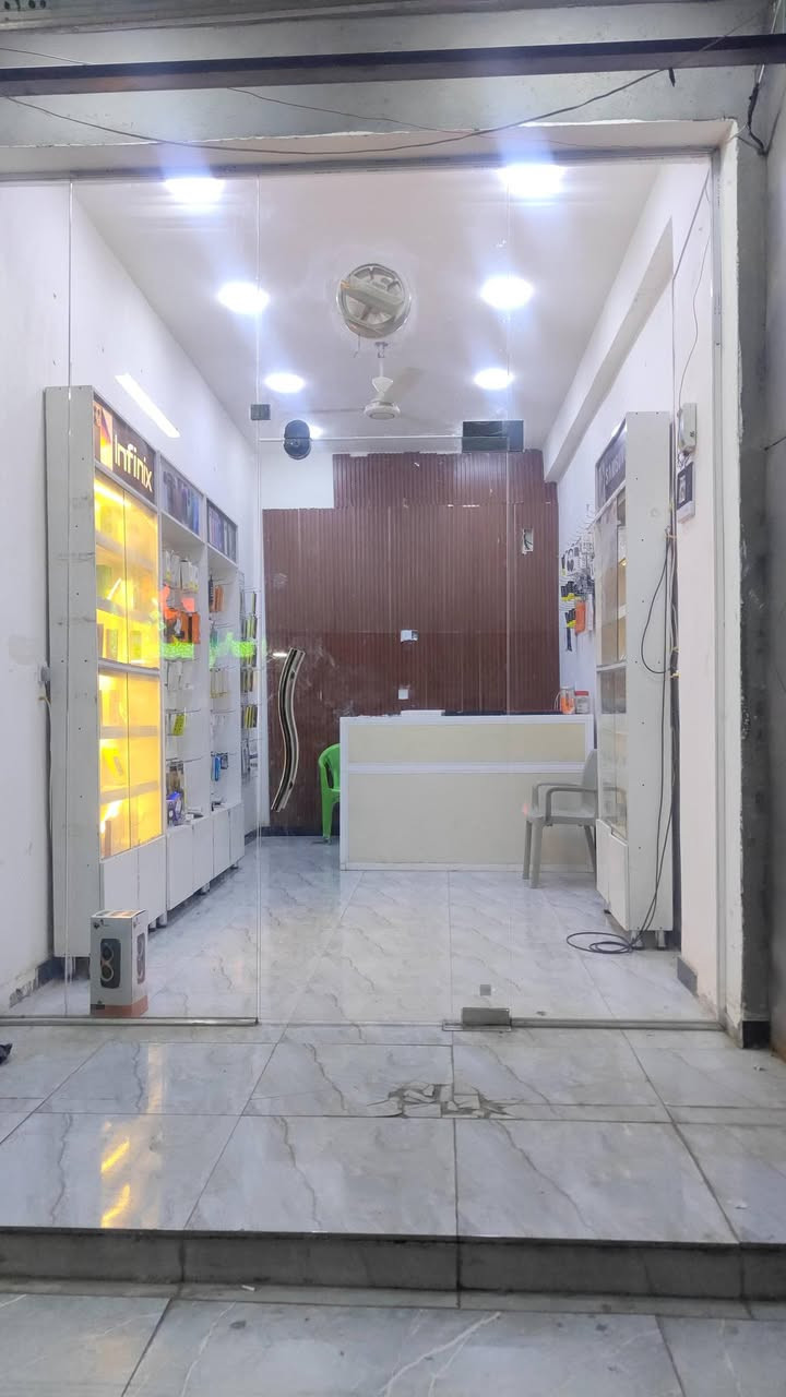 محل للبيع 
4فاترينات و ميز
و ادوات صيانه كامله 
و اكسسوارات 
و جام خانه 
مكاني بغداد الكماليه بشارع الاصفر 
الرقم***********واتساب
