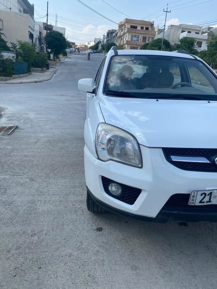 کیا سپۆرتاج ٢٠١٠
یەک پەڵە بۆیاخی هەیە ، مەکینە و شتی پاک ، سەیارەکە زۆر پاکە هیچی نییە ، ١٧٤ هەزار رۆشتووە ، سەیارەیەکی بەرز و خێزانییە ، گێر ئۆتۆماتیک و عادی ییە ، نرخی ١٢٨ گەڵا و مامەڵە .سەیارەکە زەختی لێ نەکراوە ماڵی دۆستە .
***********
