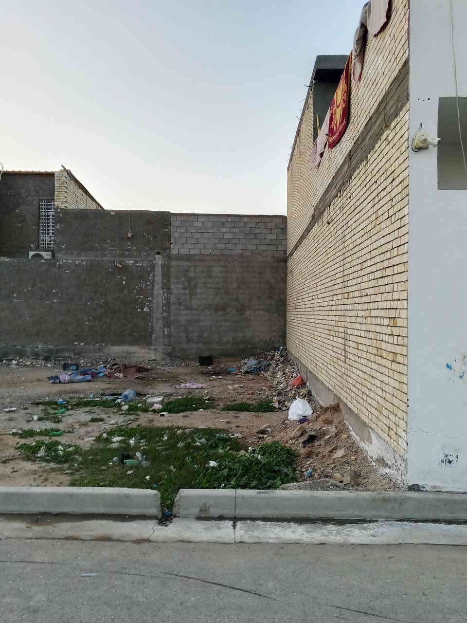 سلام عليكم قطعت أرض البيع مساحة 120 و فوك واجهيه 8 نزال 16 بغداد جسر ديالى القديم قرب شارع سواعد س قرب شارع شارع بيت زبون تواصل عله رقم ***********
