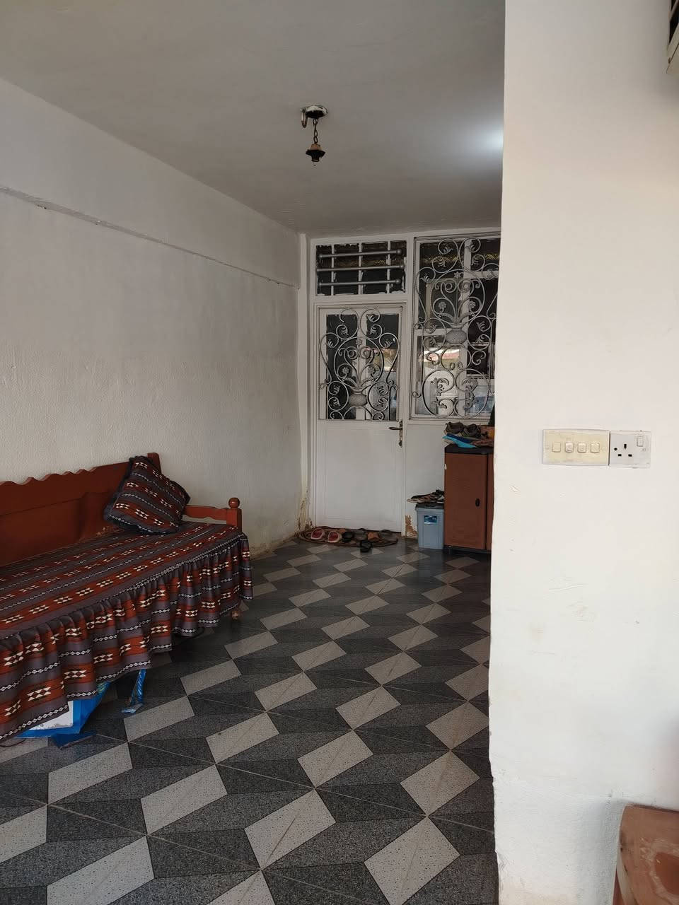 دار سكني ملك. صرف للبيع ٣٥٠م  مركز قضاء الضلوعيه  مقابل مد رسة الهجره الابتدائيه للبنات غرفتين وصاله كبيره واستقبال ٨م ومطبخ مع مجموعه صحيه داخليه وخارجيه مع حديقه وكراج لسيارات الارضيه سيراميك بورسليم الدا الكراج مسرمك سعر البيع ٨٥ مليون دينار
***********
 مكتب البركه للعقار الضلوعيه خزرج قرب جامع الانصار
