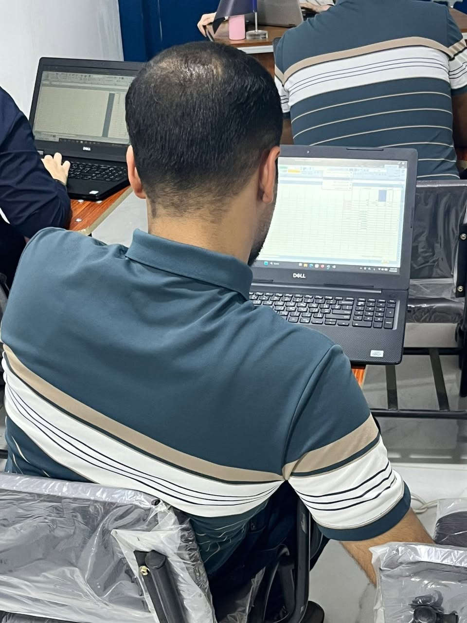 ⁨ بتوفيقٍ من الله، قدمت شركة الروافد للتدريب وتطوير الكوادر البشرية خلال النصف الأول من عام 2026 مجموعة واسعة من البرامج التدريبية النوعية، التي هدفت إلى تطوير المهارات ورفع كفاءة المتدربين في مختلف المجالات.

وقد شملت هذه البرامج دورات متعددة في مجالات:
الحاسوب وتقنياته الحديثة، الإدارة وتطوير الأعمال، البرامج الفنية والهندسية، إضافة إلى تخصصات أخرى متنوعة تلبي احتياجات سوق العمل.

وبفضل الله ثم بجهود المدربين والمتدربين، تم تخريج مئات المتدربين من مختلف الفئات العمرية الذين أتموا برامجهم بنجاح، ليكونوا أكثر جاهزية للانخراط في بيئة العمل والمساهمة في التنمية.

نضع بين أيديكم جانبًا من صور هذه الإنجازات، التي تعكس حجم العمل والالتزام خلال هذه الفترة، ونتطلع إلى مواصلة مسيرة العطاء والتطوير في النصف القادم من العام.

كل التوفيق لخرّيجينا، وإلى مزيد من النجاح والتميّز...

الموسس والمدير المفوض 
المهندسة شيرين سعدون علي ميرزا

العنوان:ديالى-بعقوبة-مدخل شارع خريسان- قرب تقاطع البلدة- فوق مطبعة الوطن…
هـ/***********⁩

