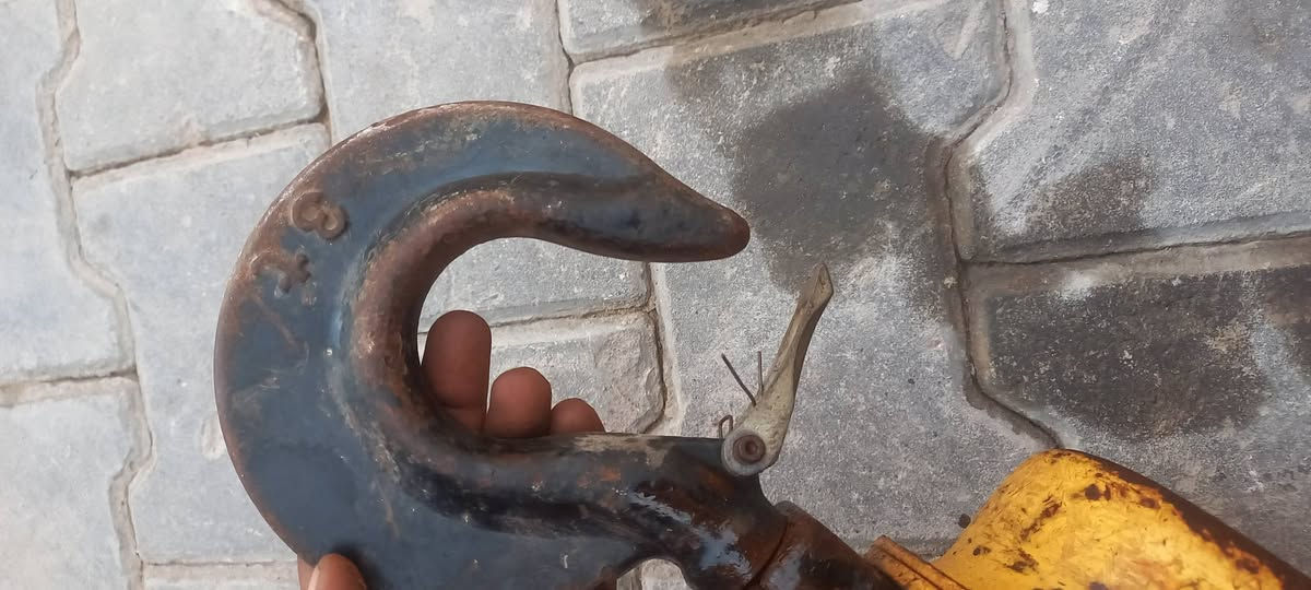 السلام عليكم للبيع ديفور سحب ٣طن اصلي صناعه استراليه سلسله ١٠ملم G80اصليه ثقيل فولاذنضيف وشغال العنوان النجف الاشرف ***********
