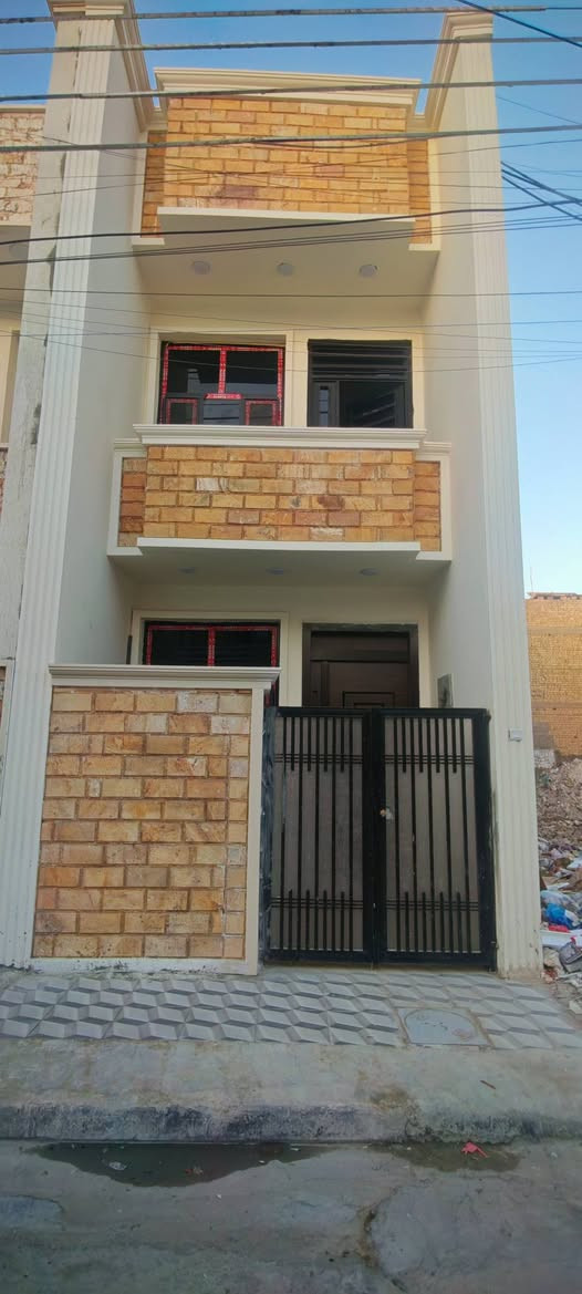 دار للبيع مساحه75 متر

الواجهه 3.75 نزال 20

سنه البناء 2025 غير مسكون نهائي

يتكون من طابقين الطابق الأرضي مكون من مدخل واحد استقبال مطبخ مجمع صحيات وغرفه ومنور خدمات

الطابق الثاني غرف نوم عدد ثنين ومجمع صحيات

بيتونه كبيره جدا وسطحين

للاستفسار الاتصال على الرقم

*********** ✅ بغداد, العراق
