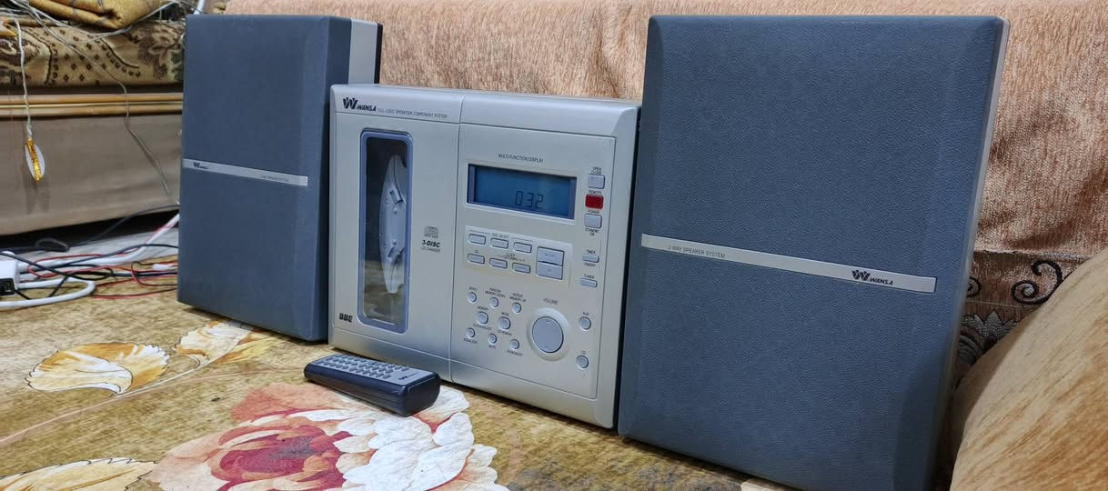 السلام عليكم .
اليكم التحفة من السيستمات المميزة الحديثة  
ماركة WANSA .الصنع هونك هونك كهرباء ٢٢٠ فولت .. نظافة فوووووول .
ارتفاع السماعات ٣٥ سم .الطول الكلي للجهاز ٨٤ سم . جهاز بلادي و مضمون ان شاء الله .
 فقط باب الاقراص بيه مشكلة بحيث ما يكمل فتح وغلق فالقرص ما يفتر  .. المواصفات :
مشغل اقراص عدد ٣ اقراص جينجر CD  
 اواكس لربط النقال او الشاشة او اي جهاز اخر .ويدعم ربط بلوتوث خارجي عالاواكس .
راديو باحث AM + FM .مع خزن قنوات مفضلة 
مع تحكم كامل بالصوت من ايكولايزر وخاصية التضخيم المضاعف XBass .
ملحقات الجهاز ريمونت تحكم .
شغله وصوته جدا واضح و مجسم مع بيز  ممتاز 
السعر ٥٠ الف نهائي اخوان وبلا احراج .
اي استفسار والمراسلة عالخاص رجاءا او الرقم
*********** البصرة .موجود توصيل شركة .
