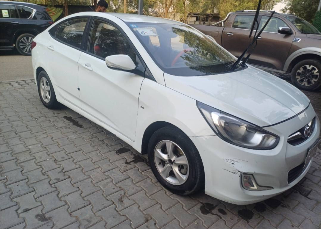 السلام عليكم للبيع اكسنت خليجي موديل٢٠١٣ بغداد ((محرك 1600دوش قطرتين))السياره مكينه وكير خير من الله تحويل ثاني  بيهة جاملغ حار وصابغه امامي  تحكمات شاشه اشاير بالمري((السعر 100$شده))وبيه مجال بسيط مكاني بغداد جديده ***********
