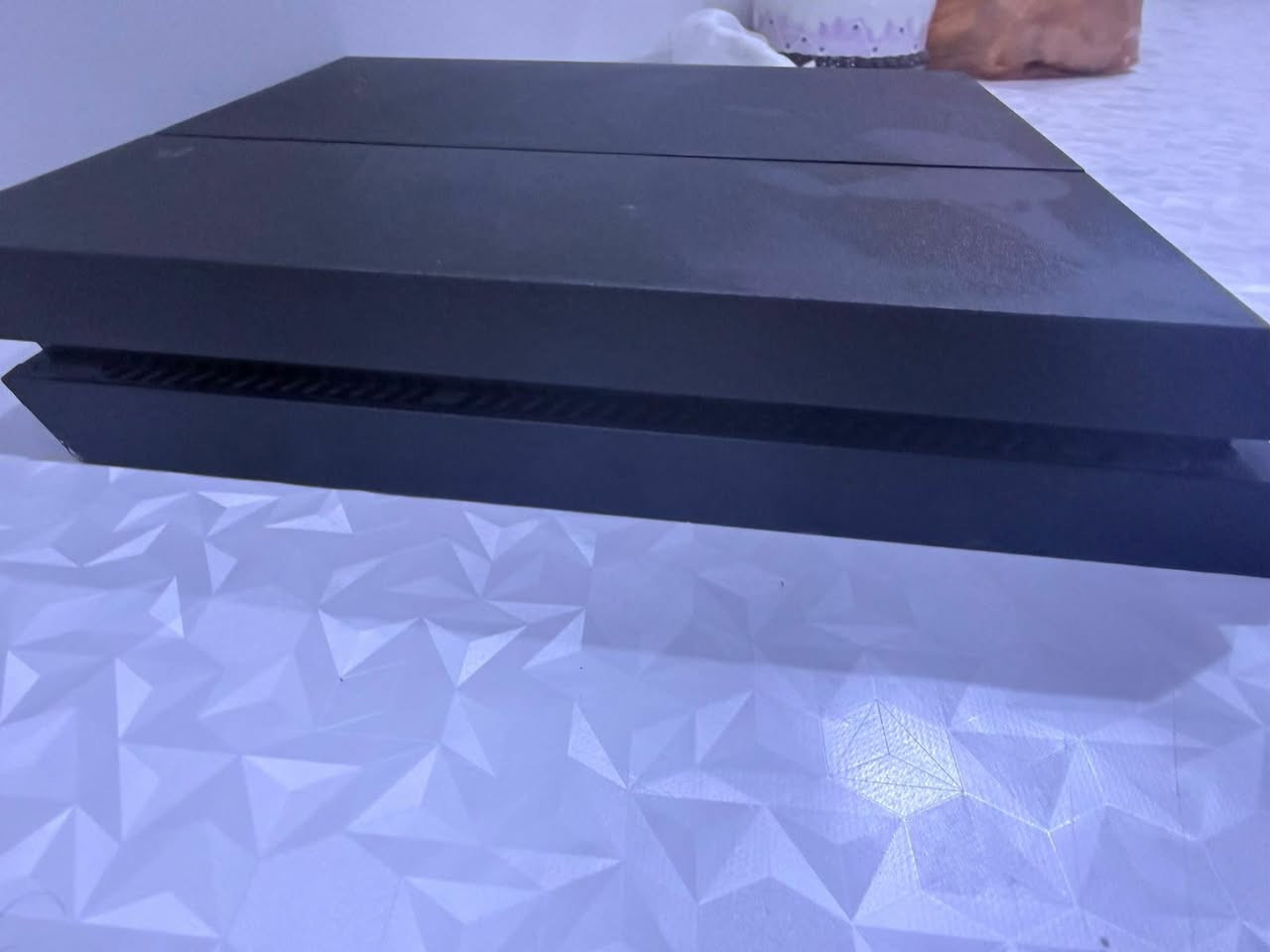 بلي فور فات مامفتوح نهائياً و يا جوستك بلادي مامفتوح نضيف كلش ويا 4 أقراص god of war و gta5 premium edition و لعبت Resident Evil 4مالعب بيها أبدا و لعبت Uncharted 4 بس الحافظه مال god of war أشويه مكسوره من جوه بس شغاله 100%100 و الجهاز نضيف ( السعر 370 و بي مجال ) للاستفسار خاص او واتس اب (***********)
