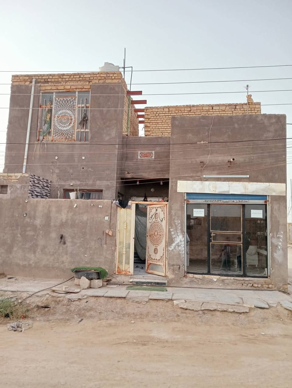 السلام عليكم اخوان بيت زراعي للبيع المساحه 200 البناء بلوك خدمات كامله البيت يتكون من غرفتين ودوانيه ومطبخ وغرفه قاط ثاني البيت نزله ابو كامل الرئيسيه مقابل النزله الاولى مال حي الجوادين الاستفسار على الرقم او واتساب ***********
