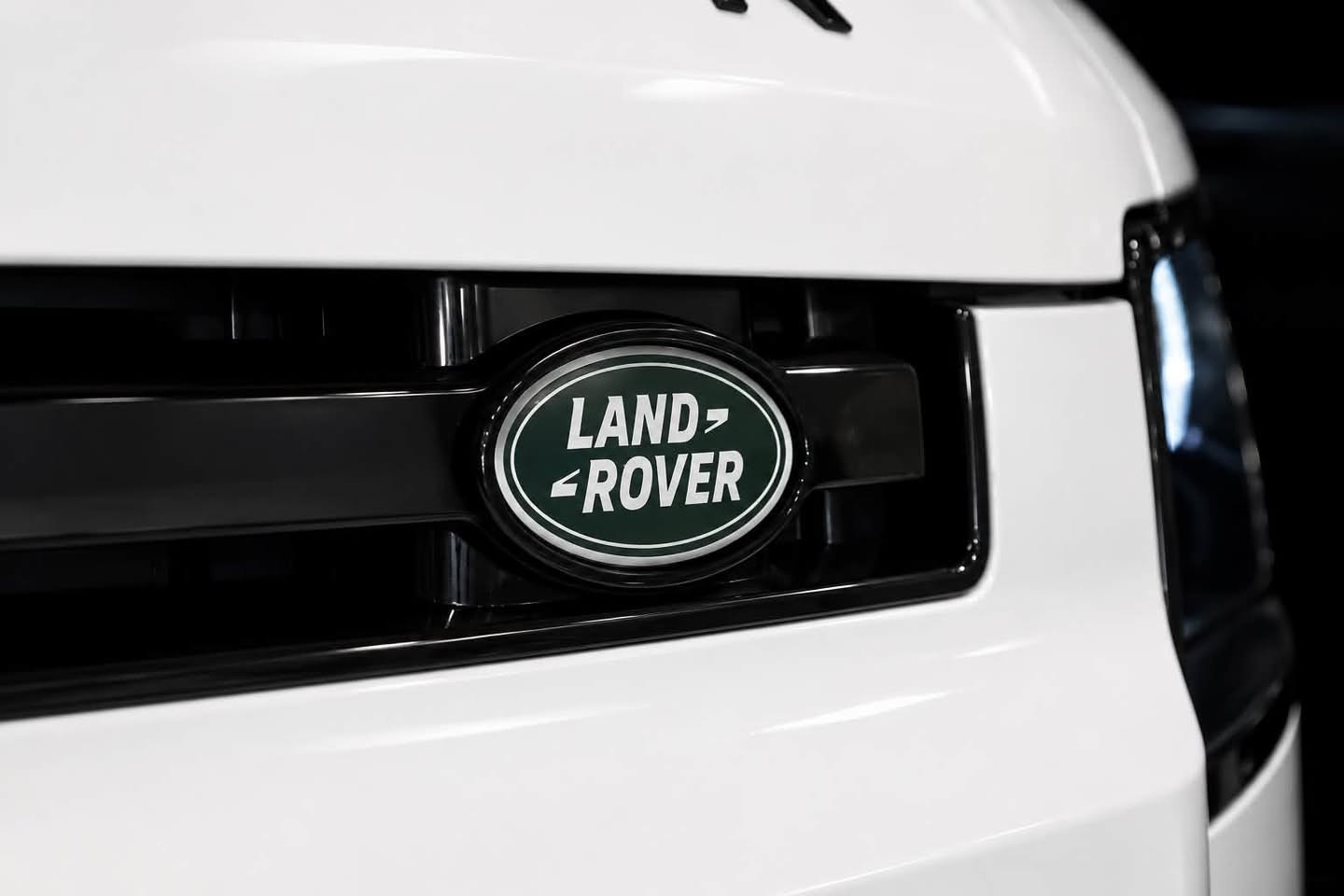 Land Rover _ Defender 

مۆدێل 2023
واردی خەلیج (GCC Specs)

* بێ بۆیاغ، کلین
* ڕۆیشتن: 16,000 مایل
* مۆتەری 3.0L I6 Turbo + Mild Hybrid (400 HP)
* گیربۆکس 8 خێرایی ئۆتۆماتیک
* سیستەمی 4WD
* پانۆراما
* شاشەی تاچ و Apple CarPlay / Android Auto
* کامێرای 360°
* سیستەمی Terrain Response
*  (Hill Descent Control)
* کورسی چەرمی، گەرمی و ساردکەرەوە

* LED Matrix Headlights
* Cruise Control
* فول مواسفات

نڕخ/ 63,500$

⸻

العربية

لاند روفر ديفندر  
موديل 2023
وارد خليجي (GCC Specs)

* بدون صبغ، بحالة نظيفة جداً
* الممشى: 16,000 مایل
* محرك 3.0 لتر 6 سلندر تيربو مع نظام Mild Hybrid بقوة 400 حصان
* ناقل حركة أوتوماتيكي 8 سرعات
* دفع رباعي دائم (4WD)
* سقف بانوراما
* شاشة لمس مع Apple CarPlay وAndroid Auto
* كاميرا 360 درجة
* نظام Terrain Response
* نظام التحكم بالنزول من المنحدرات
* مقاعد جلد مع التدفئة والتبريد
* حساسات وكاميرا خلفية
* مصابيح LED Matrix
* مثبت سرعة
* فل أوبشن

سعر/ 63,500$
للاستفسار:

***********
***********

Location/ 
BALEN CARS
https://maps.app.goo.gl/prz5bVL7eHQKwQHu9?g_st=ic

NEXO AUTO
Buy • Sell • Advertise
Premium Car Marketplace

#landrover #landroverdefender   #LuxuryCars #Erbil  #sulaimanyah #iraq #baghdad #basrah #najaf #karbala #Nexo
