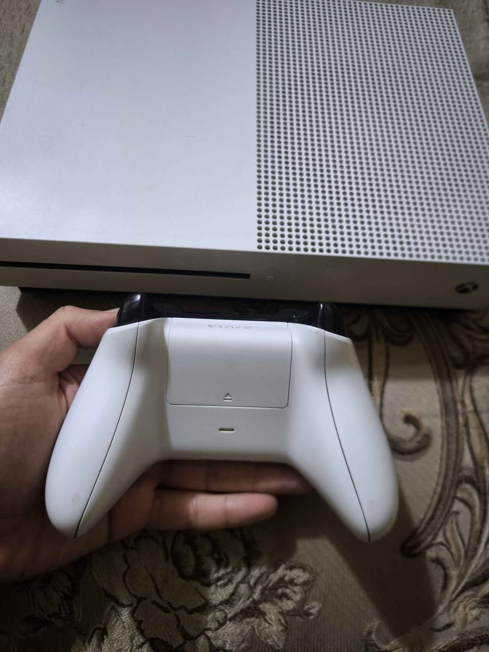 اكسبوكس ONE S ذاكرة (1 تيرا)والعدسه مالأقراص شغالة 100% لوك لا مفتوح ولا مصلح منزلة هواي العاب مجرد تضيف حساب وتلعب
مكاني بغداد الامين اذا تحب تجيني 
وعندي توصيل الكل مكان ب5✅
*********** ومتواجد واتساب بغداد, العراق
