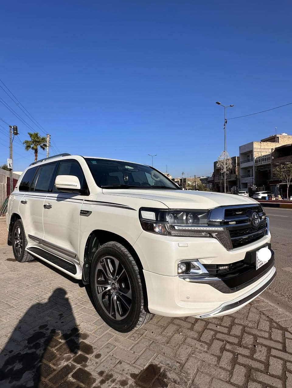 ‏بسم الله الرحمن الرحيم 
لاندكروز مديل 2020 {ساز } باب الاول  
رقم بغداد  
ماشيه 101 الف حقيقي  
مكفولة كفاله عامه 
كير مكينه حداديه 
{فقط بارد موضح في الصوره }
شاحن لاسلكي
1 بصمه +
2- سلايت
3- كشنات جلد + كشنين كهرباء + كشن السائق 3 حركات
8 -4 ارباك
5- شاحن لاسلكي
7- مري شفط + مري قلاب عند الرجوع + اشاير بالمري
8- اشاير لكزز + لايت اسود
9- حساسات امامي خلفي
10 - كامره
11- زراك لايت
12- طفايه
13- تشغيل عن بعد
14- اناره داخليه
15- دوس علامه لاندكروز ضوئيه
16- دبل ماوس
17- ثلاجه + فور ويل
18- جام يصعد وينزل عن طريق البصمه
معرفه بعد موصفاته .
💰 السعر:  570 بيه مجال قابل للتفاوض
📍 الموقع: بغداد
  📞   رقم تواصل : ***********
