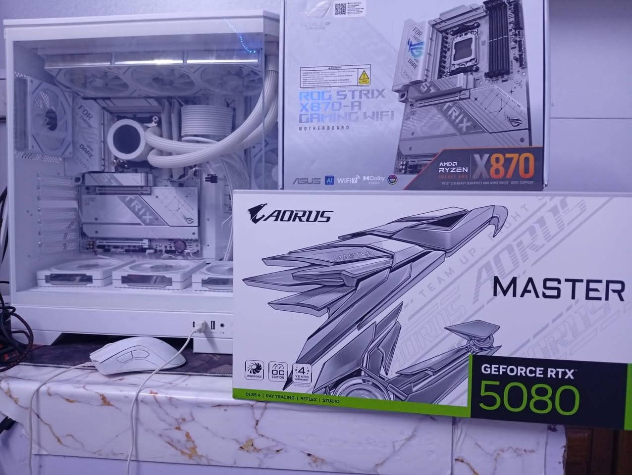 ​المعالج: AMD Ryzen 7 9800X3D (ملك الألعاب).
إطار المعالج: CPU Contact Frame (قطعة حديدية لتشتيت الحرارة وحماية المعالج).

​كرت الشاشة: RTX 5080 AORUS MASTER White (مع شاشة LCD).

​اللوحة الأم: ASUS ROG STRIX X870-A GAMING WIFI (White).

​المبرد: Game On 360 ARGB (مزود بشاشة LCD) لون أبيض.

​الرامات: T-Force Delta RGB 32GB (16x2) 6000MHz CL30 White.

​التخزين: 2x Crucial NVMe SSD (بسرعة قراءة وكتابة 7000MB/s).

​الكيبلات المضيئة: RGB Cables (كيبل المذربورد 24-Pin + كيبل كرت الشاشة).

​الباور سبلاي: Segotep 1000W Gold White Edition.

​الكيس: SAMA White Case

السعر  4 مليون و 900


**إذا كنت صاحب هذا الإعلان وتريد حذفه لأي سبب، رجاءا أرسل رسالة إلى الدعم الفني**