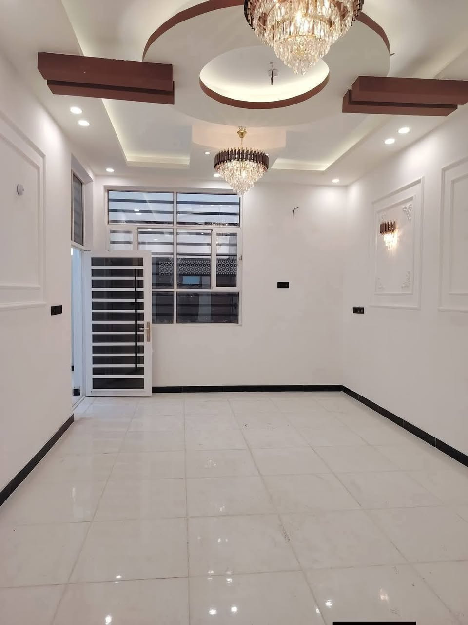 الدار بيع مساحه ١٥٠ متر مقابل ملحق قرية الغدير السعر ٦٠ بي مجال مشمول تطويب الاستفسار أكثر ***********
