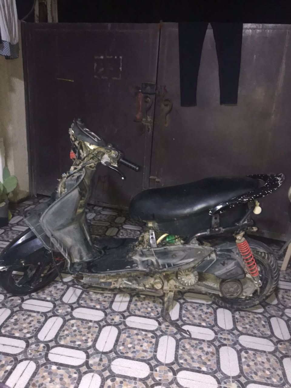 سلام عليكم سكنس نثيه للبيع كابريتر مكينه ٥٨ نواقصها سكليتر وصالنصه وباتري رايدها ب٣٥٠ وبيها مجال او مراوس بماكس عدله للتواصل واتساب *********** مكاني بغداد الدوره
