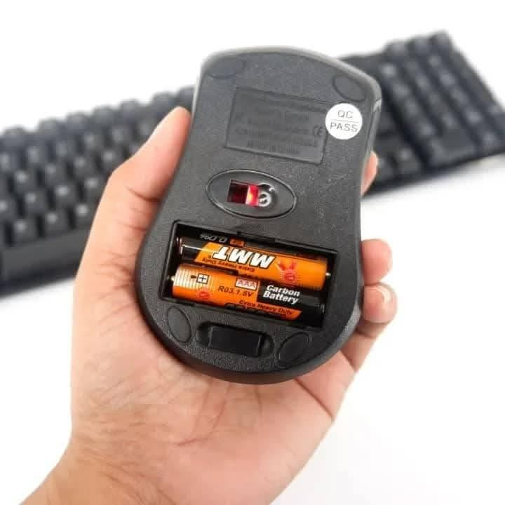 المنتج لوحة مفاتيح وفأرة لاسلكية (Wireless Keyboard Mouse Suit) من طراز TJ-808.

السعر فقط: 
5,000 ريال يمني 
35 ريال سعودي 

المواصفات:

1. تقنية الاتصال: تعمل بتردد 2.4 جيجاهرتز، مما يضمن اتصالاً مستقرًا وسريعًا.

2. لوحة المفاتيح:

تصميم عملي ومريح.

تحتوي على أزرار كاملة (Full-size Keyboard).

مصممة لتناسب الاستخدام المكتبي أو المنزلي.

3. الفأرة:

تصميم مريح لليد.

تعمل لاسلكيًا مع لوحة المفاتيح بنفس جهاز الاستقبال.

4. نظام التشغيل المدعوم: متوافق مع معظم أنظمة التشغيل مثل Windows وMac.

5. نطاق الاتصال اللاسلكي: غالبًا يصل إلى حوالي 10 أمتار (يجب التأكد من الكتيب المرفق).

هذا المنتج مناسب للأشخاص الذين يبحثون عن حل مريح بدون أسلاك لفأرة ولوحة مفاتيح.
العنوان 
صنعاء..
يتوفر لدينا خدمات توصيل لداخل العاصمة صنعاء ولجميع المحافظات اليمنية


**إذا كنت صاحب هذا الإعلان وتريد حذفه لأي سبب، رجاءا أرسل رسالة إلى الدعم الفني**