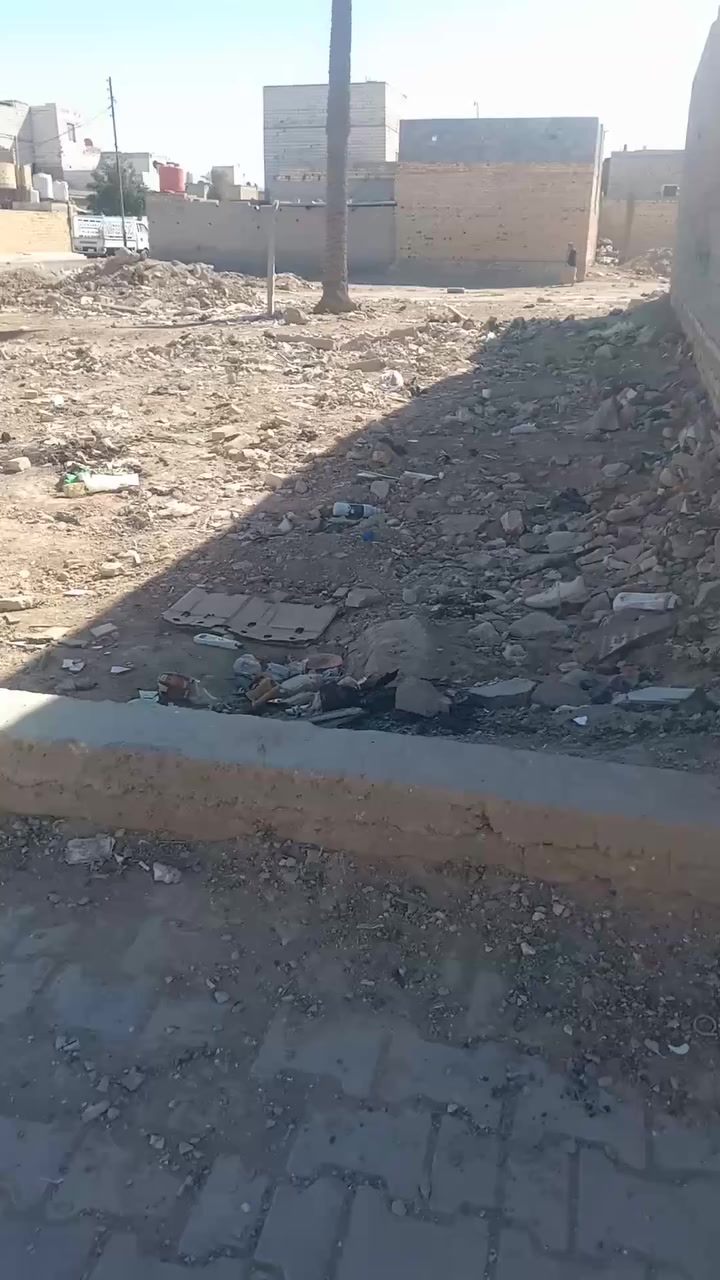 قطعة ارض مساحه 200 تريد 100 عادي سيد جميل دوانم سند 25 حق تصرف خدمات كامله نهايت شارع عشرين تريد 200 تريد تاخذ 100 منطقه حلو وهدو ونضيفه سعر 200. متر41 وبيه مجال لتواصل ***********
