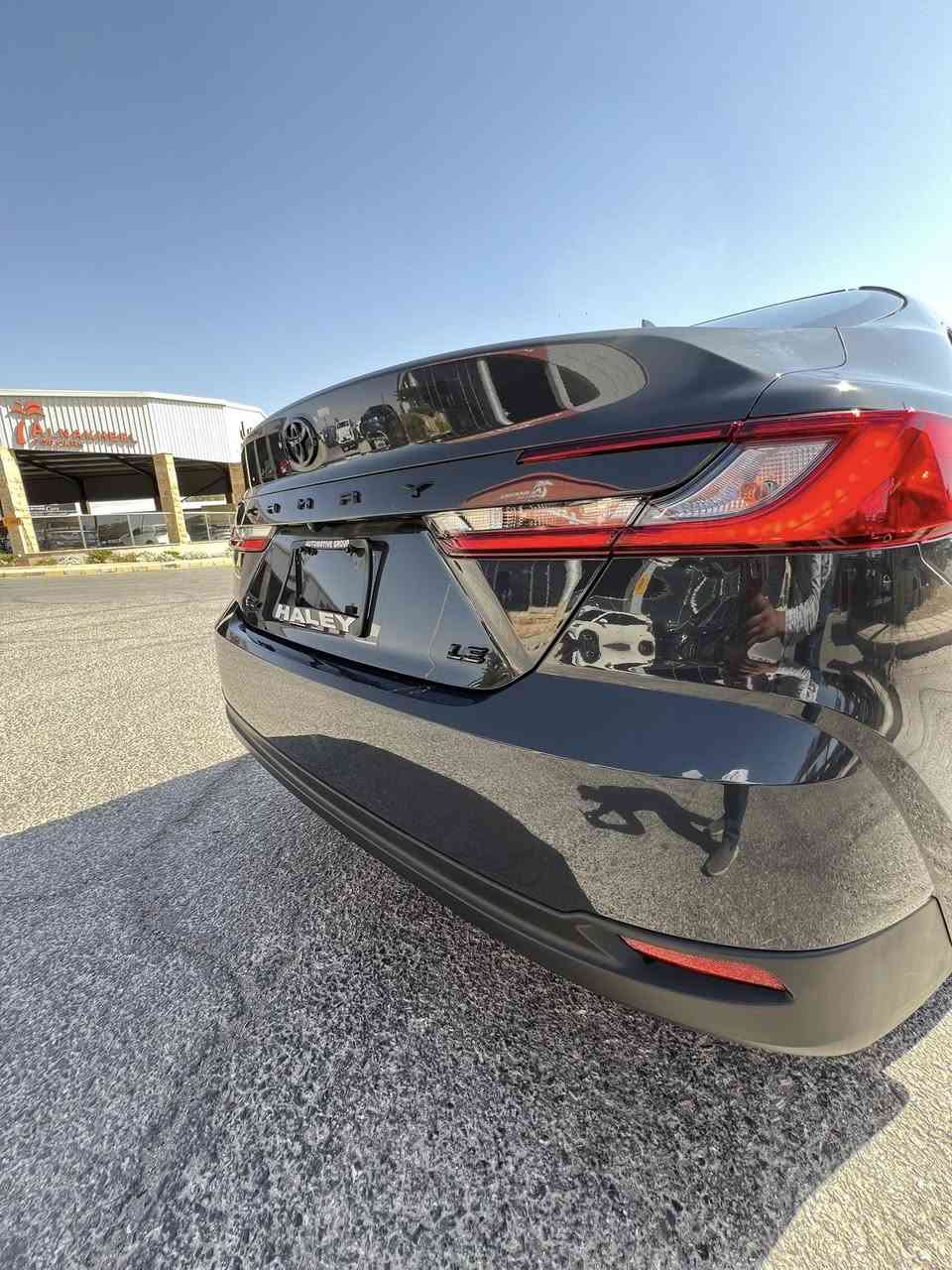 ‎تويوتا كامري هايبرد 2025 LE– الفخامة تلتقي بالكفاءة 🌿
‎وارد امريكي

‎عداد 👌9 الف مايل فقط

‎✨ المواصفات الرئيسية:
‎✅ المحرك الهجين: 2.5 لتر – قوة إجمالية 225 حصان، يجمع بين الأداء العالي والاقتصاد المذهل في استهلاك الوقود.
‎✅ كفاءة استهلاك الوقود: تصل حتى 25 كم/لتر – مثالية للرحلات الطويلة داخل وخارج المدينة.
‎✅ ناقل حركة e-CVT ذكي – قيادة سلسة واستجابة فورية.
‎✅ نظام قيادة متعدد الأوضاع (Eco / Normal / Sport).

:
‎🎶 شاشة لمس 12.3 إنش تدعم Apple CarPlay & Android Auto.
‎🎶 نظام صوت فاخر بـ 9 سماعات (في الفئات العليا).
‎🎶 مقاعدقماش فاخر مع تسخين في المقاعد الأمامية.
‎🎶 شاحن لاسلكي للهواتف الذكية + منافذ USB-C

‎كراسي تدفئة 

‎كراسي كهرباء 

Wireless charging phone 

‎تدفئة استيرن

‎ويل كب عل ١٧ 
 
‎تبريد امامي خلفي 

‎تغيير جاملخ يمين فقط

‎بنيد بارد

‎صور الضربة مرفقة

‎عداد 9000 مايل
‎ ارباك استيرن وبردات فقط راجع

‎السعر مرقم جاهز
‎23000 الف دولار

‎للاستفسار ارجو للجادين 

0780 060 0328
