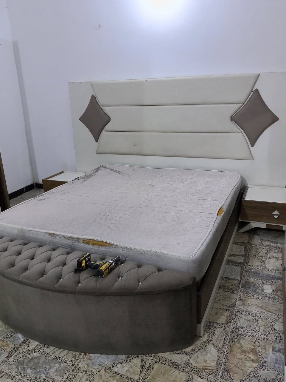 سلام عليكم غرفه تركية 8 قطع نضيفه جدا وشغل درجه اولى وثكيل مع تخم تركي 10 مقاعد نضيف مكاني بغداد ***********
