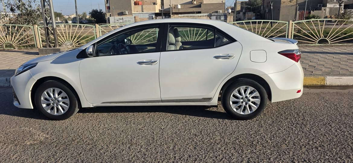 تويوتا كورلا 2019 خليجي معرض سيد نهرو مكينه 2000 
موصفات XLi معروف 
كامره خلفيه حساس خلفي تحكم استيرن جهتين كروز سرعه مثبت سرعه 
داخل جلد + نضام سبورت  
السنويه بسمي الحد 2029 هزة ما صاقطه سياره مكفوله على وضع الشركه السعر ١٥٥ بيهه مجال حك الجيه رقم الهاتف *********** وتساب
