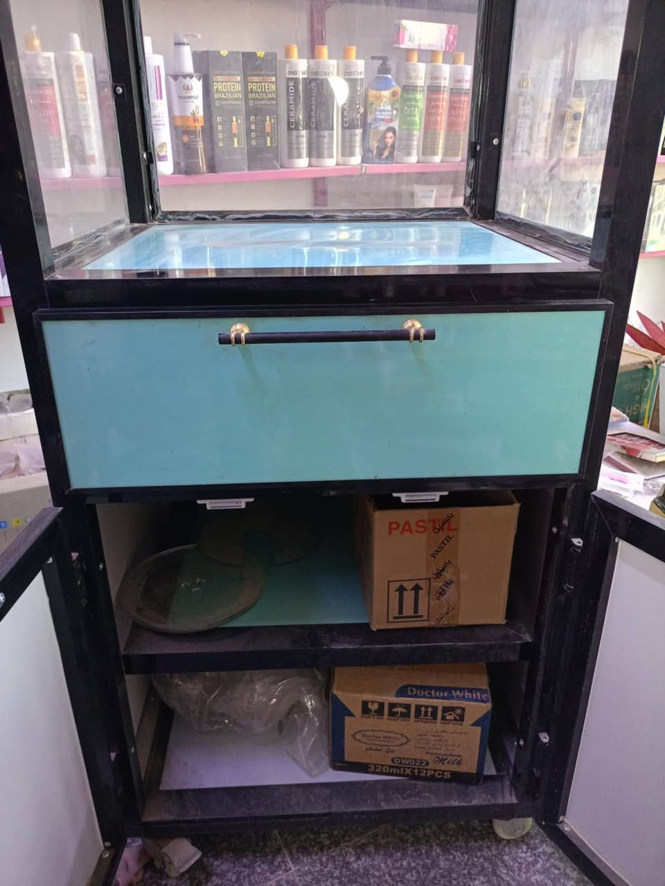 اللهم صل على محمد وآل محمد
كاونتر جديد للبيع   غير مستعمل بس متروك داخل المحل

الطول 2 متر  و 10 سانتيم
العرض 70 سانتيم
يحتوي على مجر وطلاكتين باب و على أربع تايرات
لون فستقي
العنوان الديوانية الاسكان
الشراي يتفضل خاص


**إذا كنت صاحب هذا الإعلان وتريد حذفه لأي سبب، رجاءا أرسل رسالة إلى الدعم الفني**