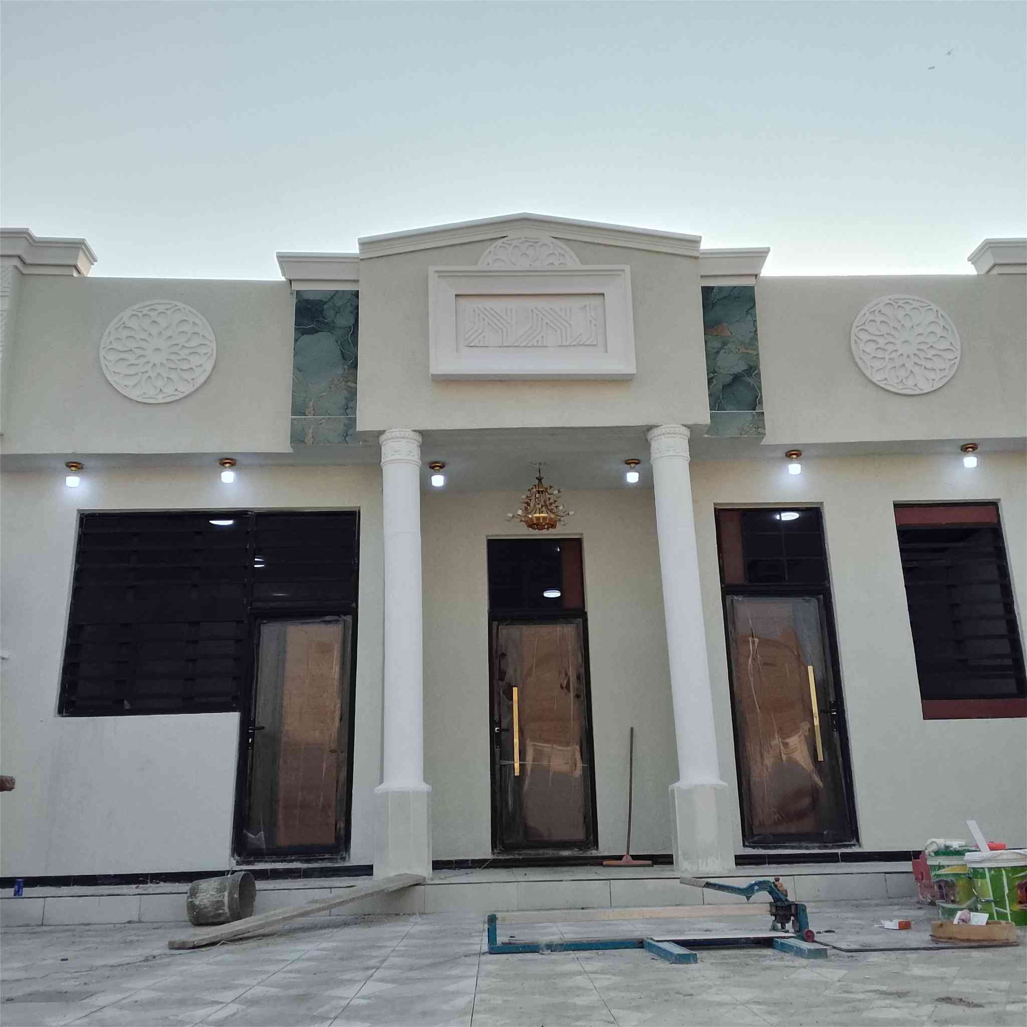 السلام عليكم للبيع طابو زراعي  بسم عراقي مكاتبه ونسخه من طابو وكاله بسمك بحمدان مقابيل صناعيه  قريبه على المركز 
قرفتين وصاله ومطبخ وديوانيه صحيات داخليه وخارجيه كراج حديقه لبيت جاهز تستلم مفتاح مساحته 240السعر 88.....***********ابو لبيت مباشر تصل وتدلل
