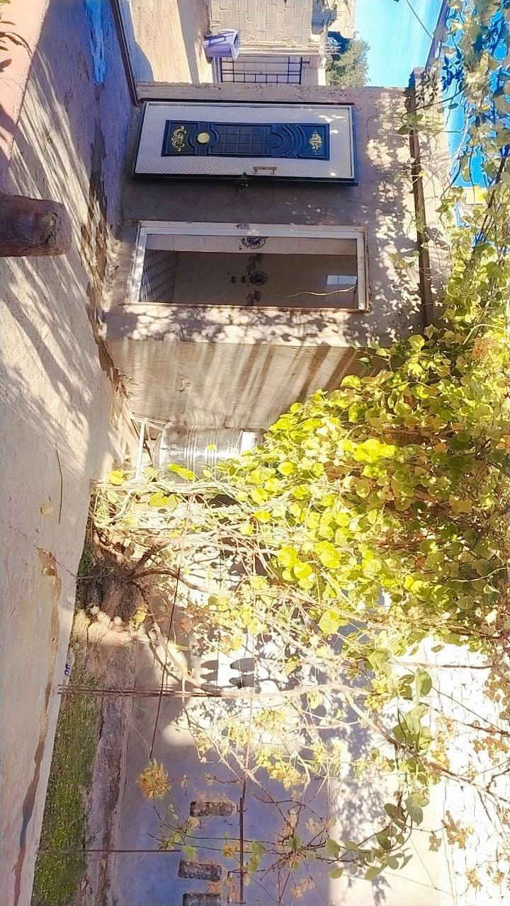 سلام عليكم ..للبيع بيت. بناء جديد المساحه الكليه 450م. ومساحه البناء 250م.مكانه هيت حي امينه  متكون من غرفتين وصاله ومطبخ وكندور وطابق الثاني فقط بيتونه ..ماشين بمعامله الطابو ..بي اوراق مي وكهرباء وشارع تبليط ..السعر 65)) وبي مجال للاتصال ***********
