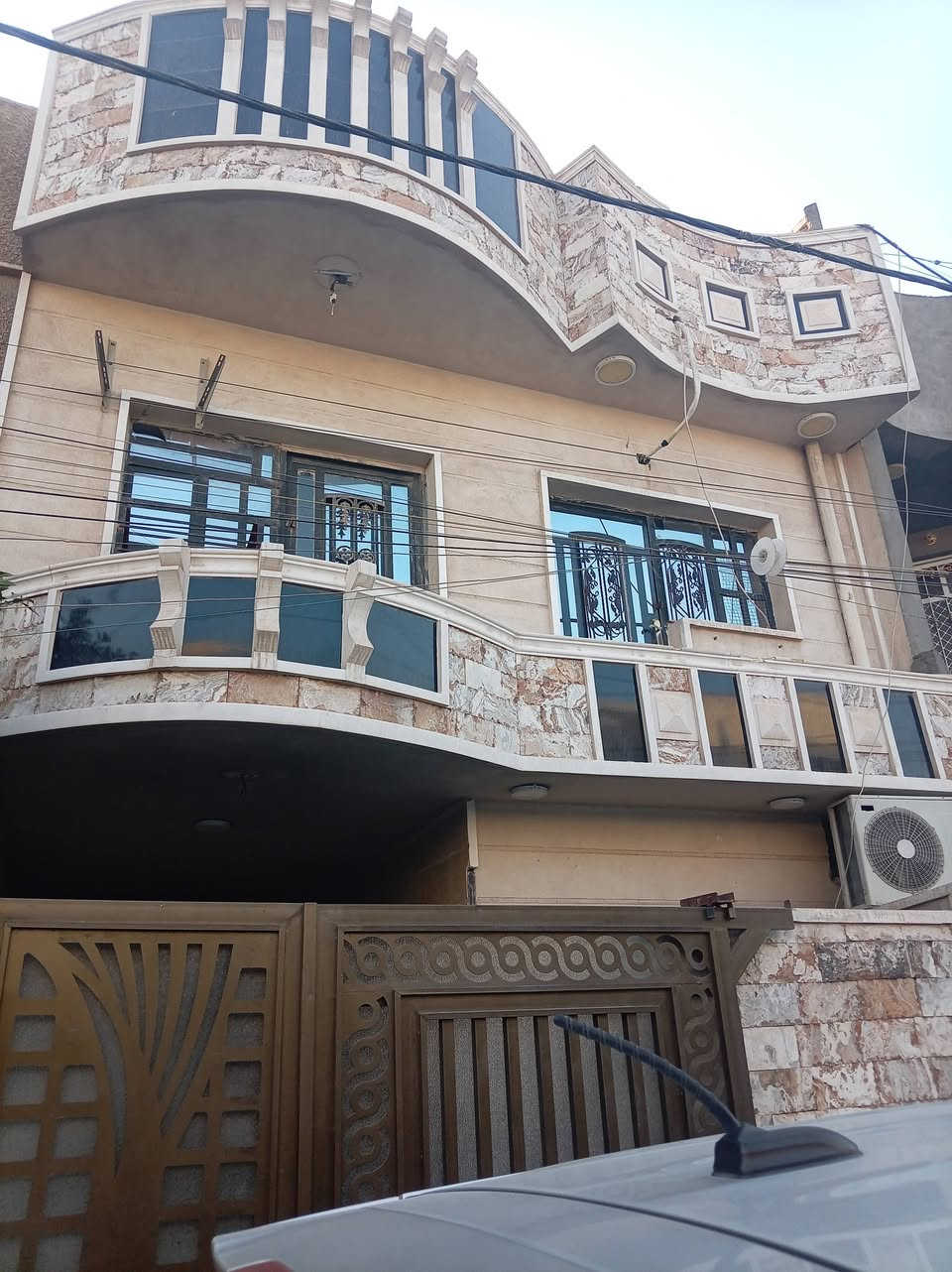 السلام عليكم بيت ١٢٥ متر بالكفائات السيديه يحتوى على ثلاث غرف نوم والرابعه مخزن +صاله كبيره من ضمنها مطبخ بارد شارع كنانه قرب مدرسة صادق الجبوري للاتصال ***********
