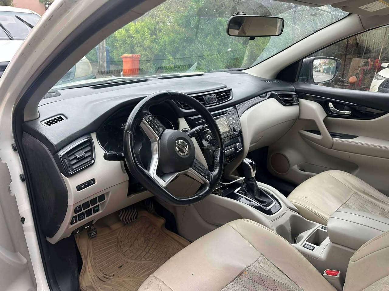 نيسان رؤك مؤديل 2018 شەغال و بەسمە و کوشین کارەبای و گەرمیش یەک پارچەی هەیە بەس بۆنیت چوار پینچ پەلە ساردە کوتی هەیە بە ناوی خۆمانە جوار تاية و ويلي نوية گير مةكينة توند و تؤلي بةشةرت سةيارةكة جاهيزة يةك دينار مةسروفي نية رةقةم تةلةفؤني خاوةني *********** لة هةوليرم سحري 110 وةرةقة أربيل, العراق
