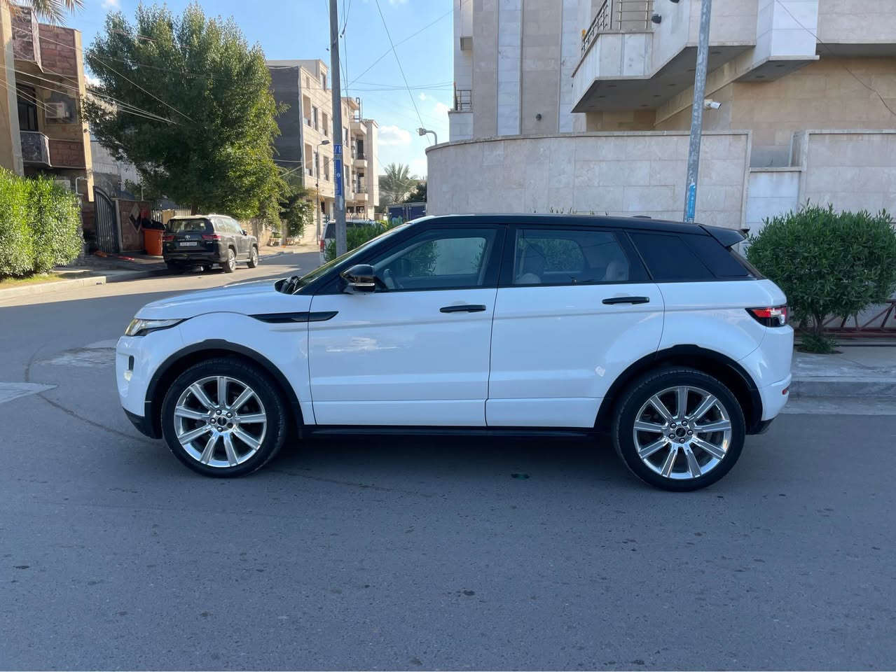 السلام عليكم للبيع فقط 
رانج روفر ايفوك ٢٠١٢ خليجي محرك ٢٠٠٠ تيربو فول مواصفات ماعدا الفتحة سيارة كلش جديدة تو كلر سقف اسود سيارة جاهزه مابيها اي نقص بيها صبغ باب السايق وباب الصدر اثر شخوط بدون اي ظربه فقط والسيارة فول الفول هوايه بيها مواصفات مينذكرن مقاعد كهرباء وتدفئة حساسات من كل مكان  بصمة هاند بريك بصمة عتلت الكير متحركة اضواء لمس صدر امامي خلفي جديد تخم تاير جديد صيانة كامله للسيارة ماشيه ١٠٠ الف مكاني بغداد الاعظمية السعر ١٢٨ ورقة 
اتصال *********** بغداد, العراق
