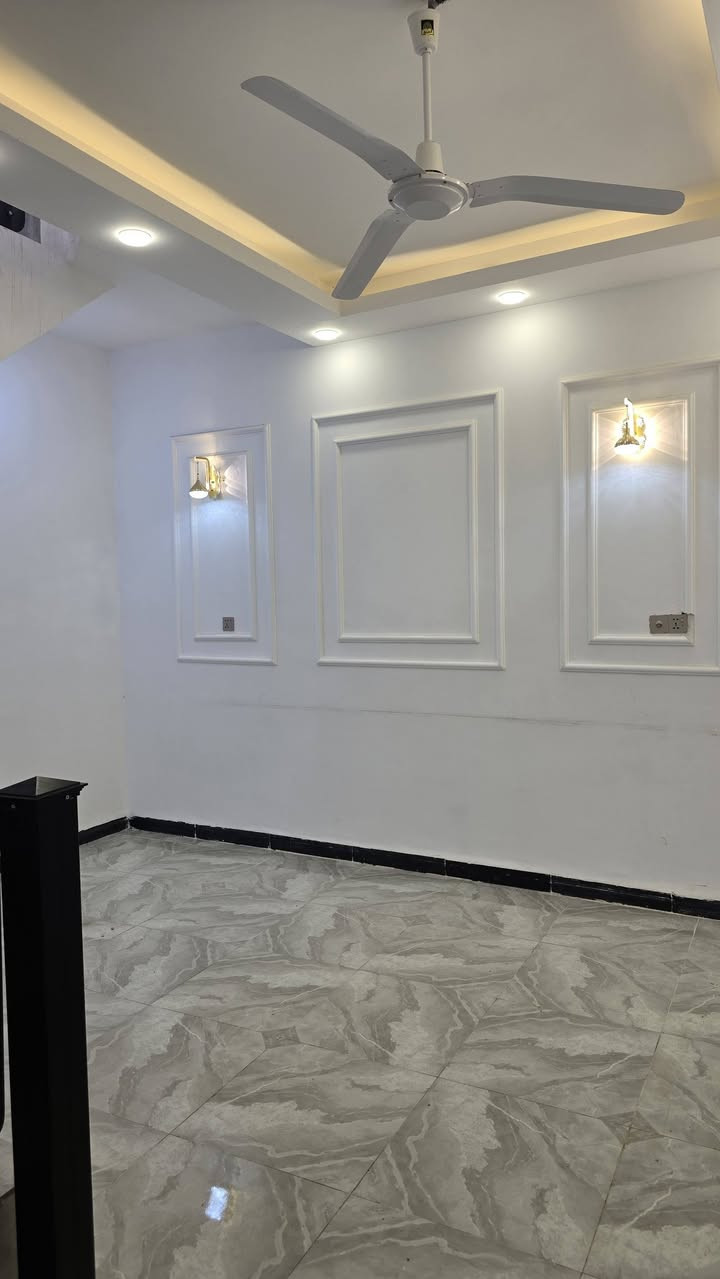 🏠#بيت_زراعي_للبيع_مشمول_بالتطويب🏠
الموقع : التقيه الثالثه قرب مجمع الروان 🛑
________________________________________
المساحه 100 م ✔️ مربع
الواجهه : 10م ✔️مربع
________________________________________
تفاصيل البيت 👇🏿
طابق واحد/ 
غرفة نوم وحدة 🛌 واستقبال ومطبخ وصالة ومجمع صحيات 🛀🏻

بناء حديث كونكريت مسلح 📐

السعر 55 مع المجال القليل 
للاستفسار الواتساب اتصال رجاء*********** مراجعه مكتب العاصمه العنوان ام الخيل ساحه الاحتفالات
للعقارات والمقاولات العامه***********
