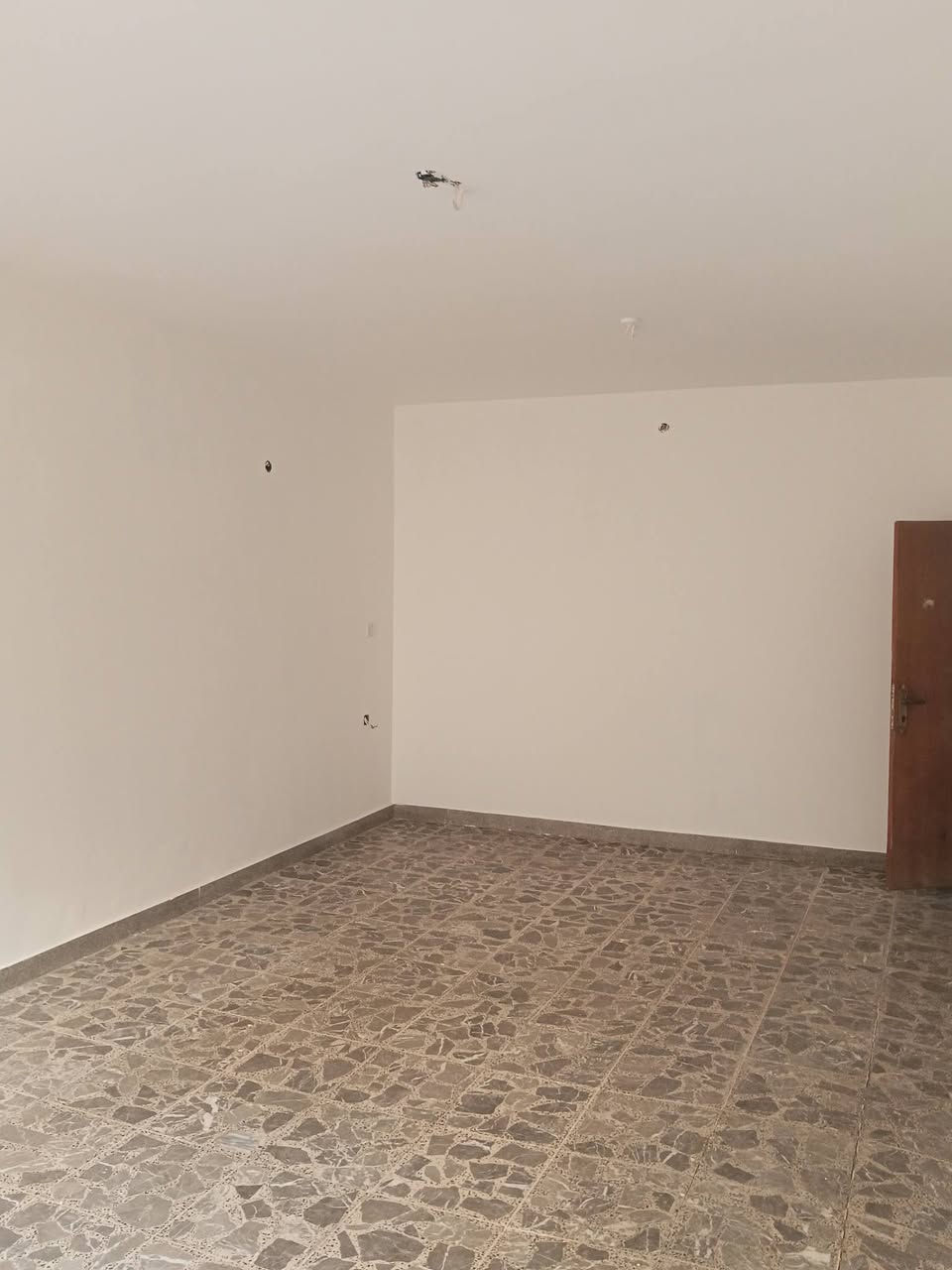 السلام عليكم مكلف بالنشر
🏡 للبيع بيت طابو صرف سكني في الزعفرانية – شارع المعهد (ظهر لحوم طارق)

📐 المساحة: 160 متر

🔹 يتكون من:

- استقبال
- غرفة نوم
- هول
- مطبخ
- صحيات
- الطابق العلوي: غرفتان وصحيات

✅ البيت جاهز للسكن
✅ صبغ جديد
✅ كهربائيات جاهزة
✅ مجاري وصحيات بحالة جيدة
✅ البيت بحالة جيدة جداً ولا يحتاج إلى أعمال إضافية

💰 السعر: 300 مليون دينار عراقي
🤝 ويوجد مجال للتفاوض للجادين إن شاء الله.

للاستفسار والتواصل على الخاص أو الاتصال 
***********
