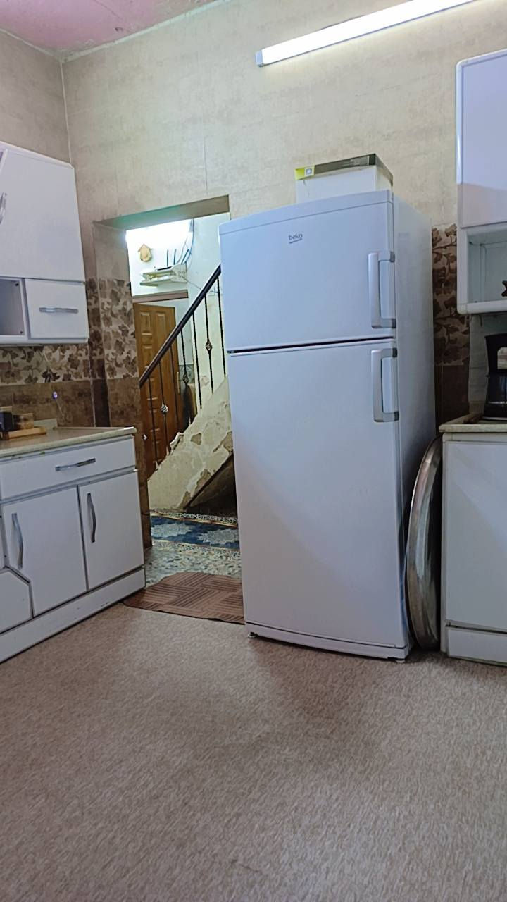 السلام عليكم 
دار سكن طابقين طابو صرف باسمي 
موقع قريب والشارع العام تقريبا خامس قطعه عن شارع حي اور جهة الشعب المنطقة المقابل حسينية المصطفى أو قبل اعدادية يافا بفرعين محلة (٣٣١) المساحة ١٣٥ سم الواجهة ٦ متر الا سانتيمات والنزال ٢٠ متر مداخل من اخر الدار ٤ متر مساحة غرفة نوم يحتوي الدار على مدخلين و (٤) غرفة نوم وطبخ و استقبال و حولي و ترك عدد ٢ وصحيات و كراج الدار بناء قديم اعكادة نضيف ارتفاع السقف ٣ متر يصلح للسكن وتم ترميمه الارضية كاشي موزاييك والجدران كل المنزل سيراميك والمطبخ سيراميك  والحمامات سيراميك الدار موقع مميز وكل الخدمات متوفرة قريبة عليه علما البيع سعر ارض 
سعر المتر( ١/٨٠٠ ) مليون وثمان مائة الف دينار ابيع سعر ارض والبناء غير محسوب 
للمعلومات الاتصال على رقمي/ ***********
