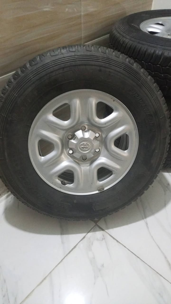 السلام عليكم
تايرات نضيف سيارة لاند كروز حجم 17 للبيع السعر 600 وبي مجال للشراي ملاحضة (تايرات نضيفة كلش مامستخدم)   هاتف ***********
