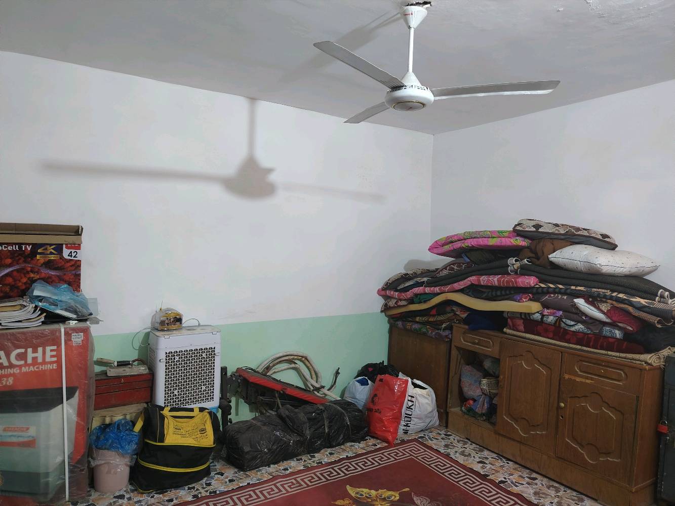 منطقة المشتل/ المعسكر  (حي فدك) 
قريب على النفط / قرب اسواق سيد جاسم 
بالفرع المقابيل مولدة حسنين
البيت مساحته 110 متر 
طابق ونص وباقي تفاصيله موضحه بالفيديو 
ورايدينه ب66 مليون
 وبي مجال طبعا