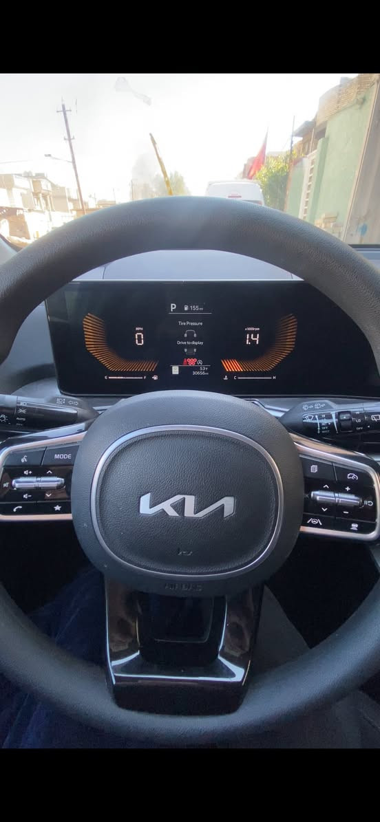 السلام عليكم سورنتو 2024LX بيع مستعجل على وضعه وارد امريكي قبل اسبوع دخلت السيارة مال كتاب شهداء شبه كلين بس الجنطة بيهة بارد مواصفاتها شاشة كبيرة مع دواره انضمة قيادة قطعتين تبريد 7راكب رادار امامي +خلفي +جانبي توقف ذاتي عند الاقتراب محرك 4سلندر تيربو تحديد مسار لايت زنونالسيارة ماشية 30الف فقط والسعر 265 وبيه مجال للاستفسار ***********
