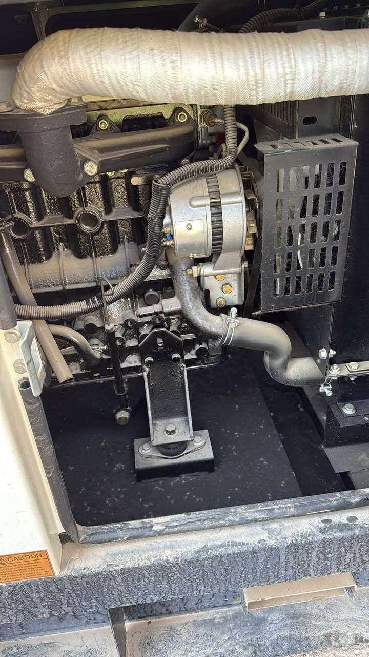 مولدة للبيع  ( 25 كي في ) كاتم مشتغلة 100 ساعة فقط بعده دهن المحرك مال شركة ما مبدل بمعنى جديدة  البيع بسبب ربط  منظومة طاقة شمسية و موجودة في الفلوجة بمزرعة و المولد جيد جدا ومعاها خزان الكاز 
سعر البيع 4 ملايين ونص مع خزان الكاز 

علما ان الجديدة سعر الشراء 6 ملايين وسبعمائة وخمسون مع الخزان    
***********
