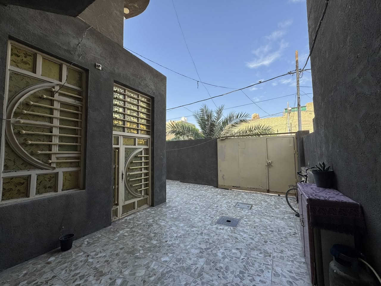 بيت للبيع في الحولي عمود رقم 1 خلف ملعب النجف الدولي خلف شارع 30 المساحه 200 متر طابقين بناء جديد طابو صرف
يحتوي الطابق الاول على حديقه خارجيه 
طارمه كبيره وتخاريج داخليه وخارجيه 
استقبال 7*4 فوقها غرفه 
مطبخ 5*4 فوقها غرفه
صاله 8*4
وغرفه 5 ونص* 4 ونص فوقها غرفه
وصحيات وثنين مكشوفات 
الطابق الثاني يحتوي على صاله و 3 غرف نوم وصحيات 
مطلوب 17 مليون للمصرف العقاري 
للاستفسار الاتصال 
***********
