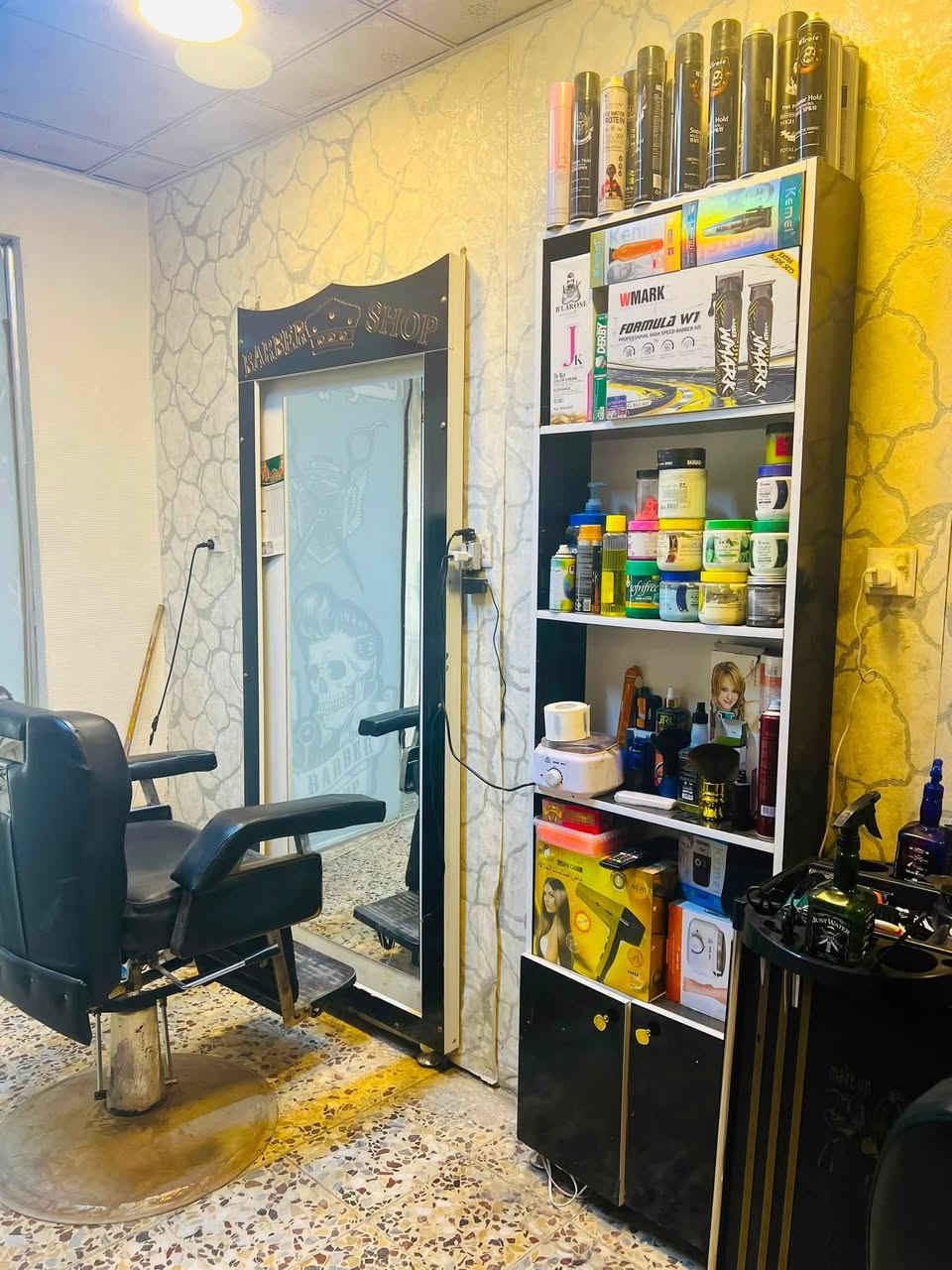 غراض حلاقه كمله وجدد مستعملات شي بصيط كراسي  ثنين واحد جديد وثاني مستعمل مريات ثنين تخم قطعتين يعني غراض كمله ما صار فتره من جبتهن حته الغراض مكين شصور تنضفات جدد جهاز شمع كلشي موجود وجدد منت الله ***********
