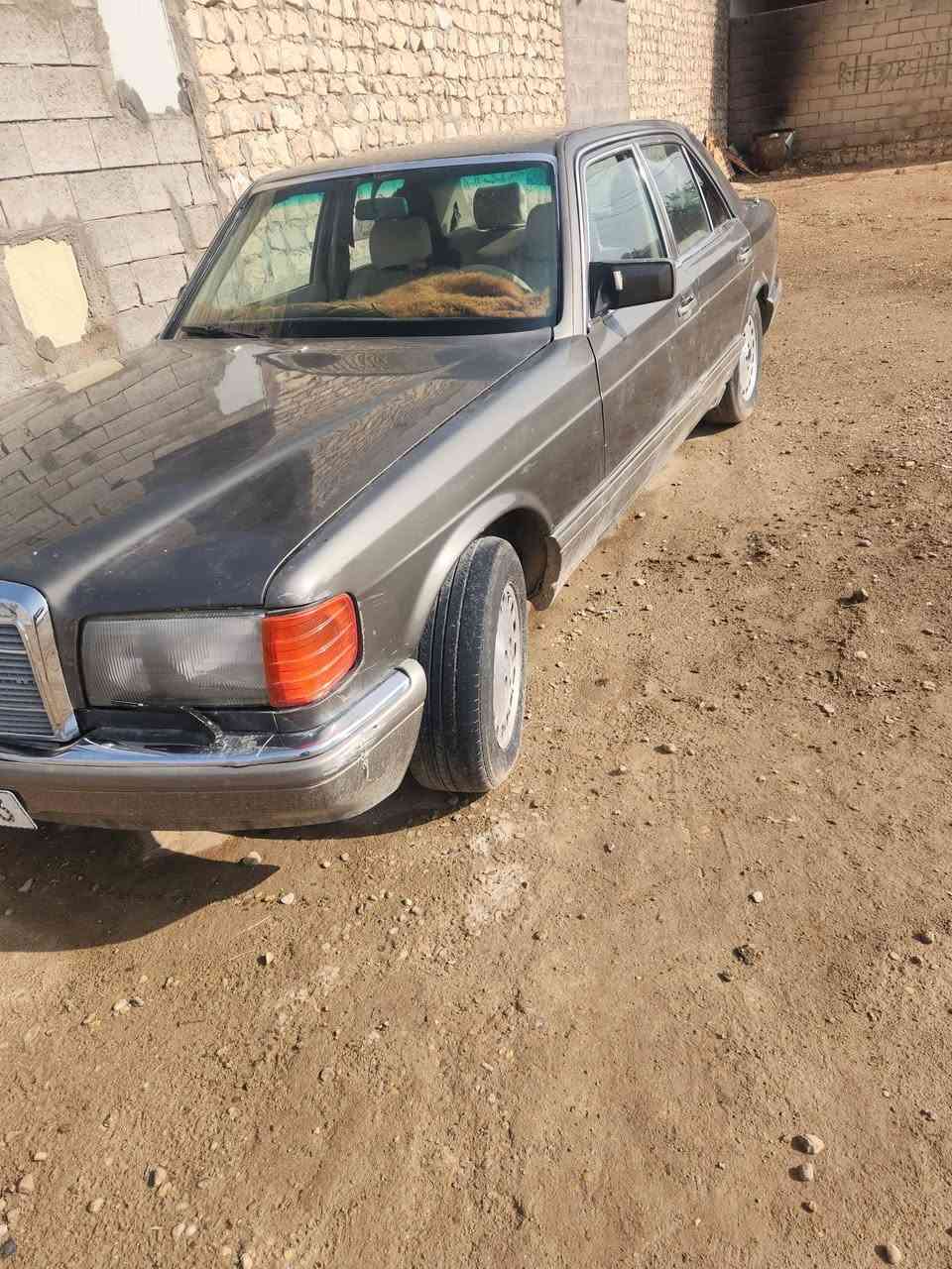 السلام عليكم مارسيدس جامبو رئاسي موديل ١٩٨٩باسمي رقم انبار انكليزي جديد محورمحرك ياباني. ٣٠٠٠ محرك كير خير من الله كهربائيات كلها شغاله لون رصاصي رمادي كشرها موضح بالصورقواعد دبل بلاديه السياره كاعده وغرفتها ٧٠%موجوده بالرمادي السعر55$بيع اومراوس بسياره أغلى اوفرق   موبايل ***********
