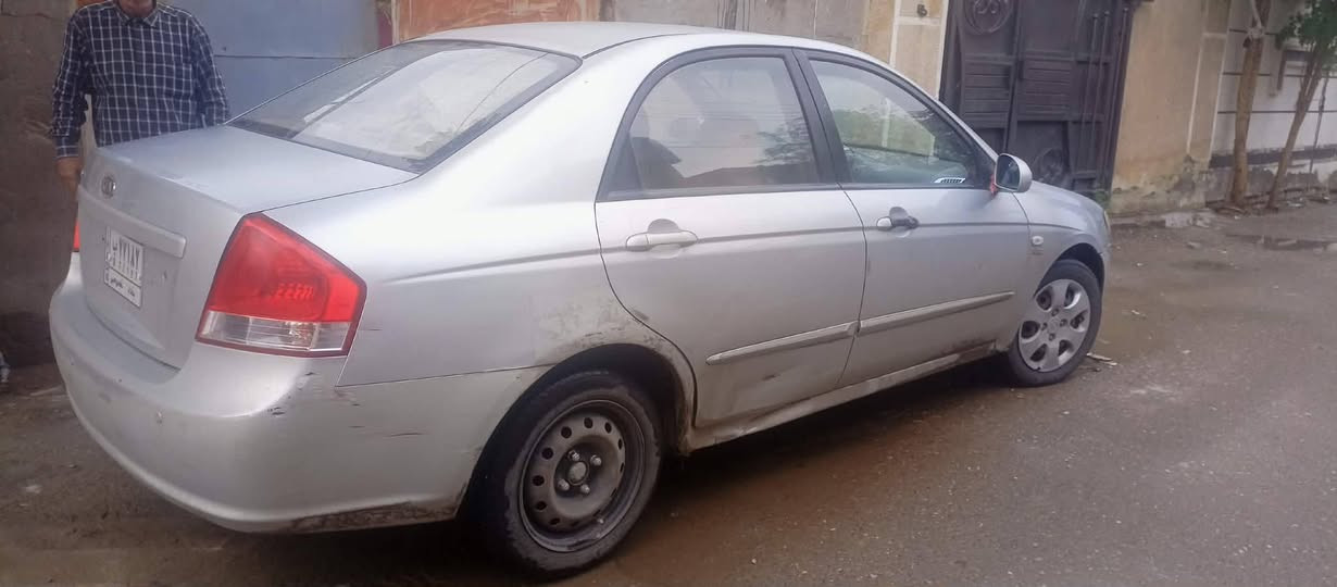 السلام عليكم كيا سيراتو موديل ٢٠٠٧ صدرها يحتاج تصليح بسيط سعرها ٧٢ المكان كفاءات السيديه  الاتصال على الرقم ***********
