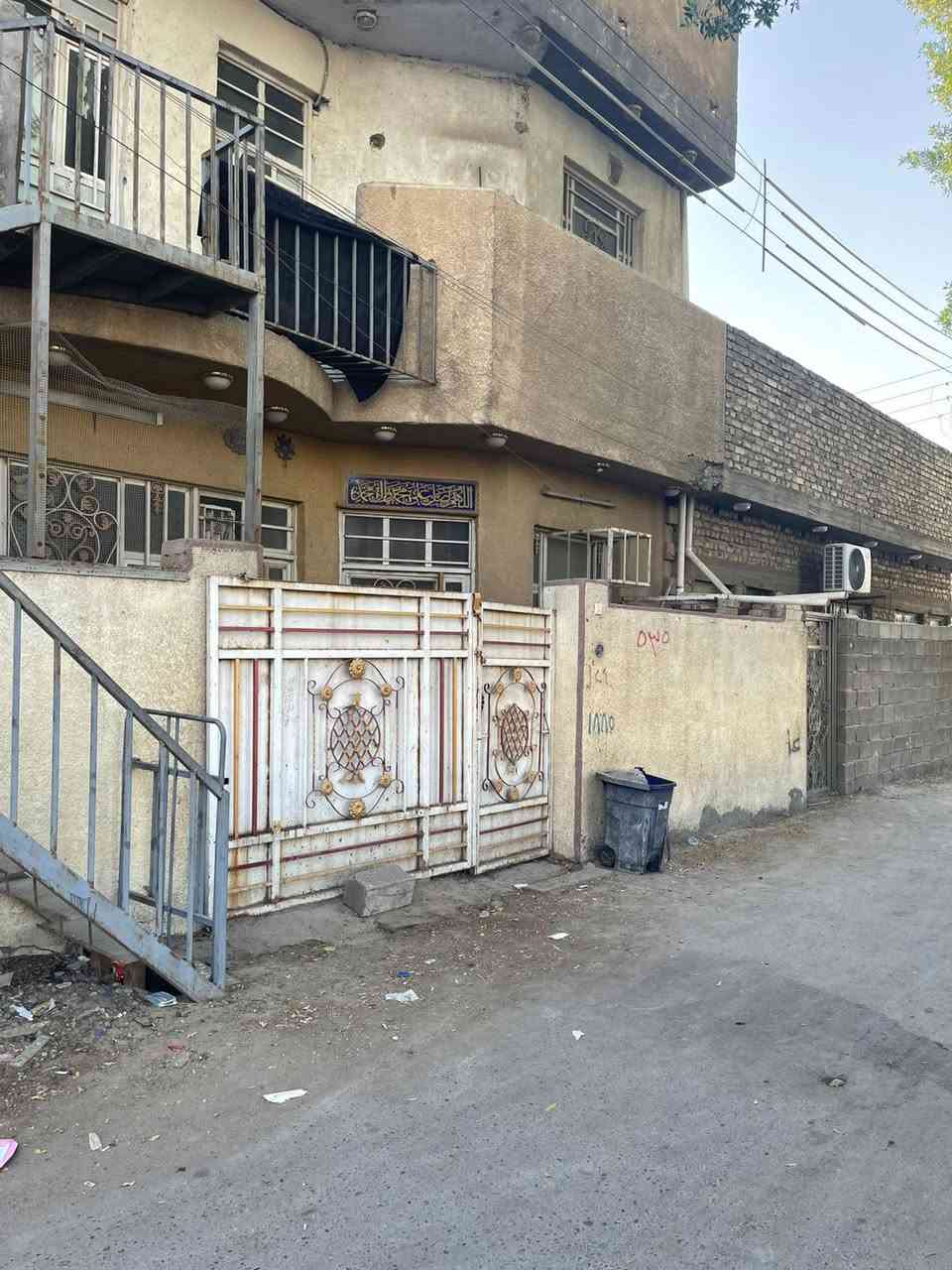 السلام عليكم دار للأيجار طابق ثاني يحتوي على ثلاث غرف ومطبخ وحمام  قرب جامع الأمام الرضا في شارع المجمع الطبي / حي البتول ***********
