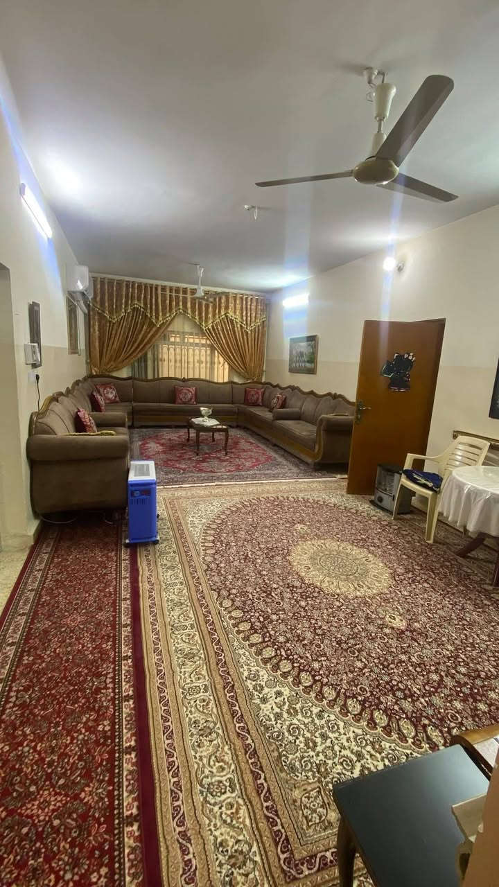 بيت ٤٠٠ متر في حي القادسيه قرب جامع الحمد
للبيع جدآ نضيف ومامتعوب
للأستفسار ***********
