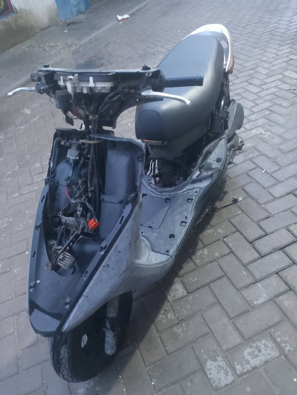 سلام عليكم دراجة بريز رمبة كاملة من كلشي برغي ما نقصها مكينة مكفولة ختم واحد كفرهة موجود كهربائيات كاملة ب ٥٥٠ وبيهة مجال للشراي مكاني بغداد مدينة صدر ***********
