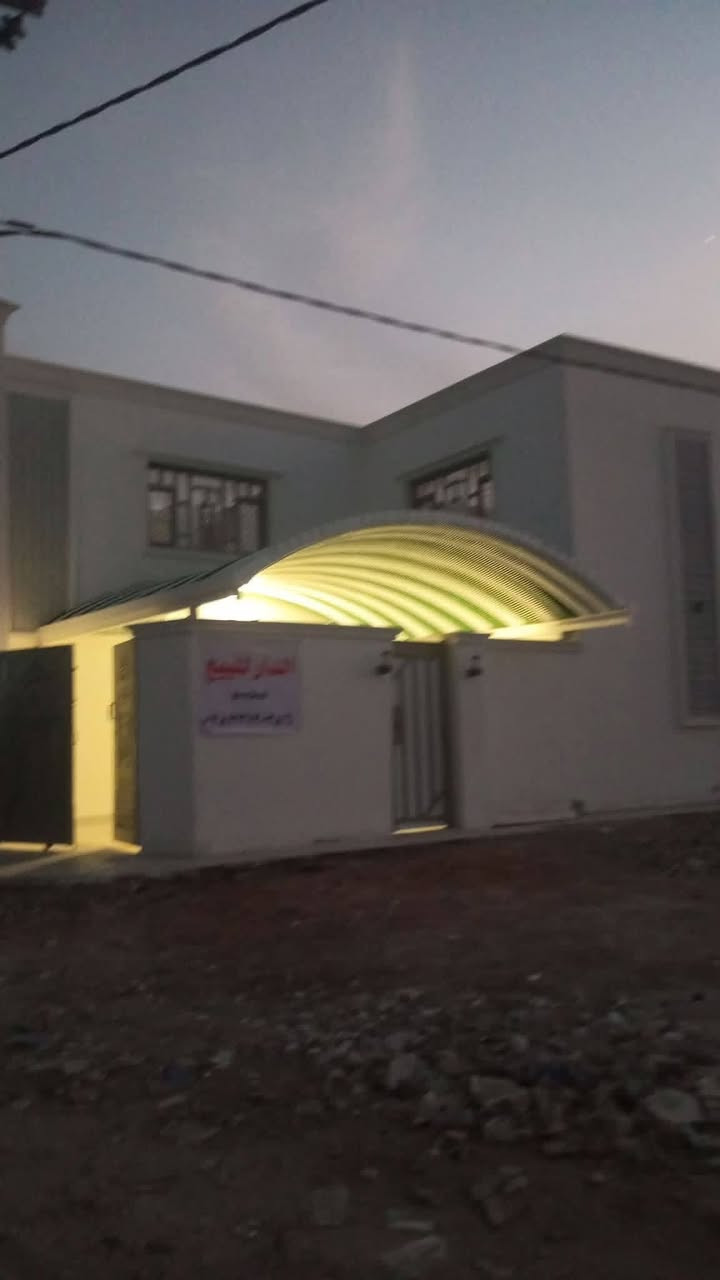 بيت. للبيع ركن حي الزهراء يم المدارس الصينيه 135 جديد غرفتين صاله استقبل مطبخ مفتوح ع الصاله كراج لسياره اساس صب والسكف اعكاده  والطابق الثاني هيكل صحيات مجموع خارجه وداخليه برسلين سقوف جمسن بورد البيت جاهز جديد مامسكون  رقم ***********
