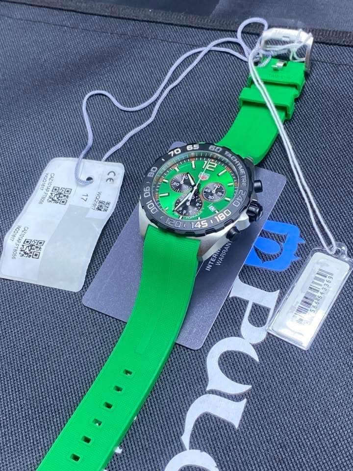 يبلغ سعر ساعة TAG Heuer Formula 1 Chronograph (الموديل الأخضر CAZ101AP.FT8056) الرسمي حوالي 2,350 دولاراً أمريكياً.أما متوسط أسعارها الفعلي في الأسواق والمنصات العالمية فيتراوح كالآتي:السعر لنسخة جديدة بالكامل: يتراوح بين 1,850 إلى 2,100 دولار أمريكي (حسب خصومات المتاجر المعتمدة).السعر لنسخة مستعملة (بحالة ممتازة): يتراوح بين 1,450 إلى 1,750 دولار أمريكي.السعر التقريبي بالعملات المحلية:الدينار العراقي: حوالي 2,450,000 إلى 2,750,000 دينار.الريال السعودي: حوالي 7,000 إلى 8,000 ريال.الدرهم الإماراتي: حوالي 6,800 إلى 7,700 درهم.(ملاحظة: تختلف الأسعار قليلاً بناءً على تكاليف الشحن، الضرائب المحلية، وما إذا كانت الساعة تأتي مع علبتها والأوراق الثبوتية الأصلية كاملة).إذا كنت تبحث عن شراء الساعة أو ترغب في التحقق من القطعة التي تملكها، هل تود أن نناقش طرق التمييز بين الساعة الأصلية والتقليد؟قد ‭***********‬ الي يريد يدخلي خاص وبيه مجال واتساب فقط
