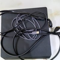 PS4 مستعمل نظيف، يدة واحدة اصلية، UBS سعة 850 بس يحتاج تبديل بطارية، ل...